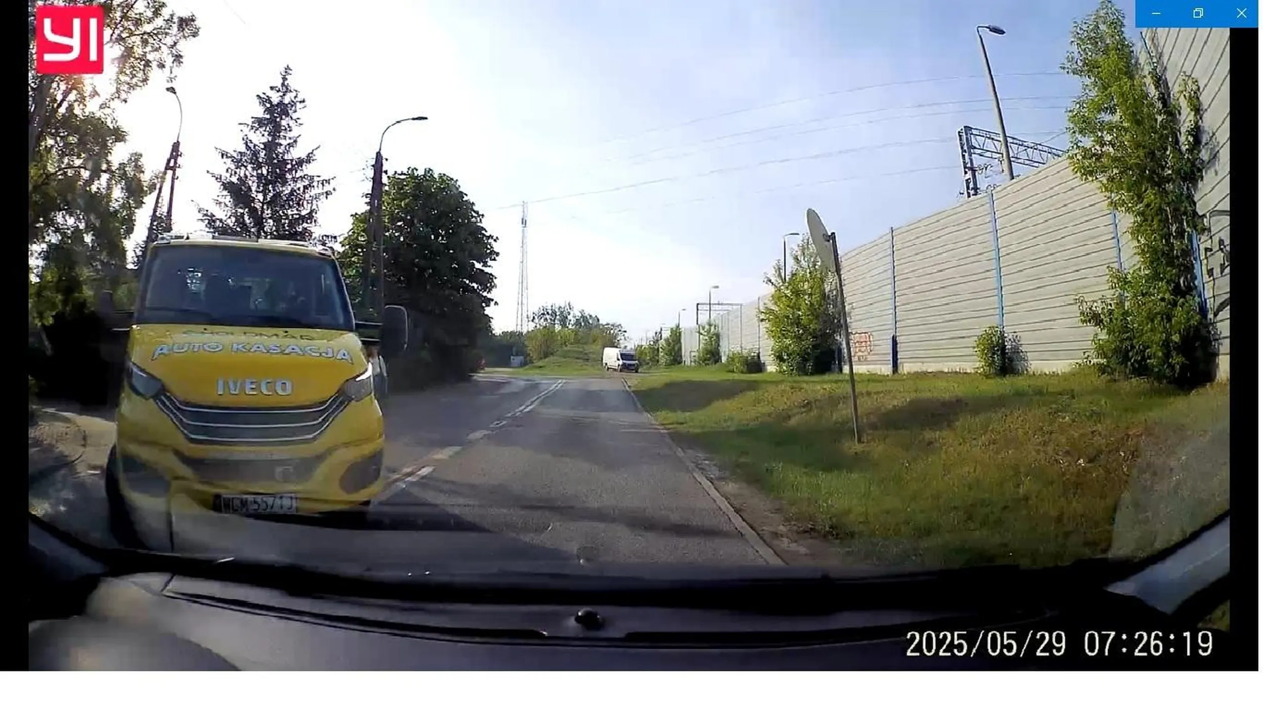 Człowieku wyjeżdżając z podporządkowanej a tym bardziej lawetą upewnij się, że skręcając zmieścisz się. Raczej prawka nie masz od wczoraj, a mimo to musiałem uciekać bo już wjechałeś na mój pas. Auto kasacja no ręce opadają...