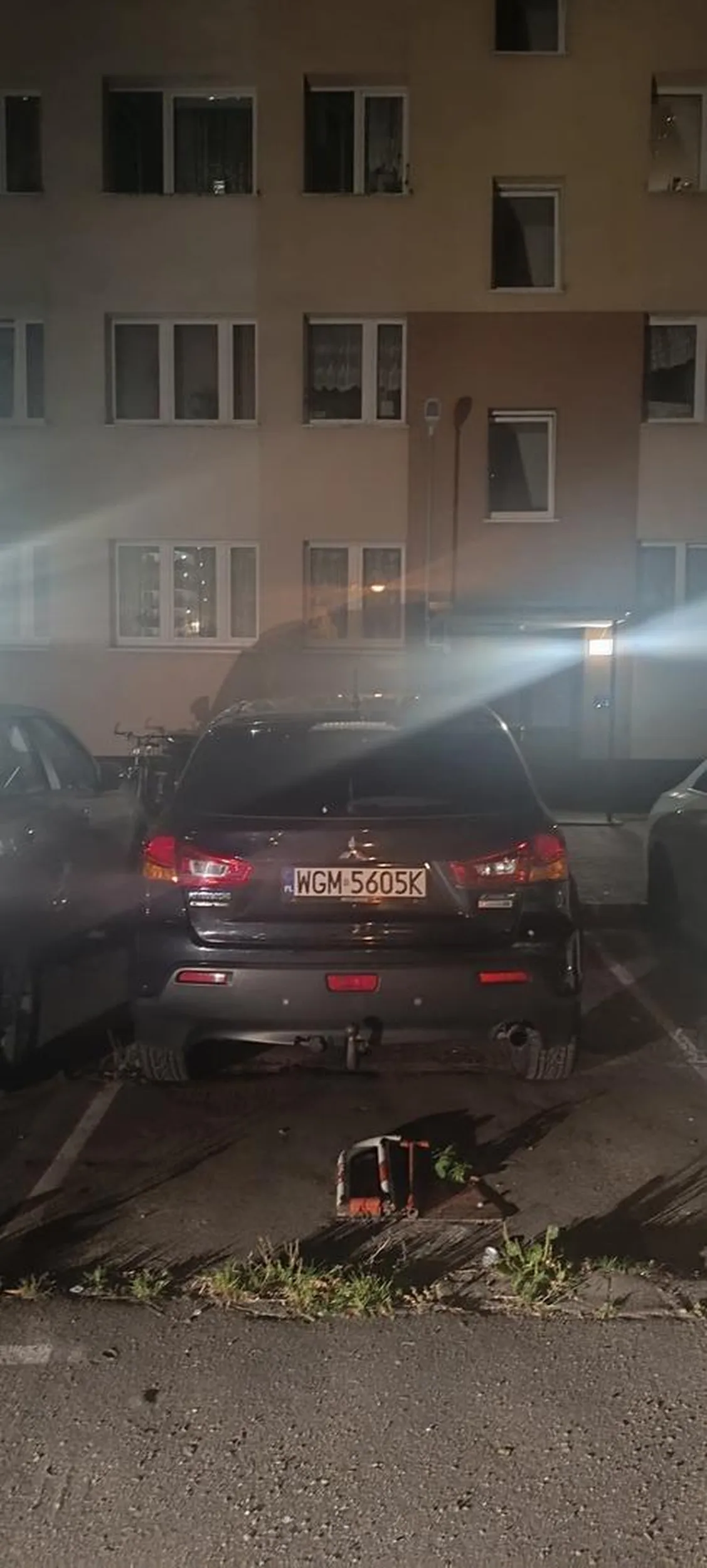 Uwaga. Parkuje na prywatnych miejscach parkingowych.