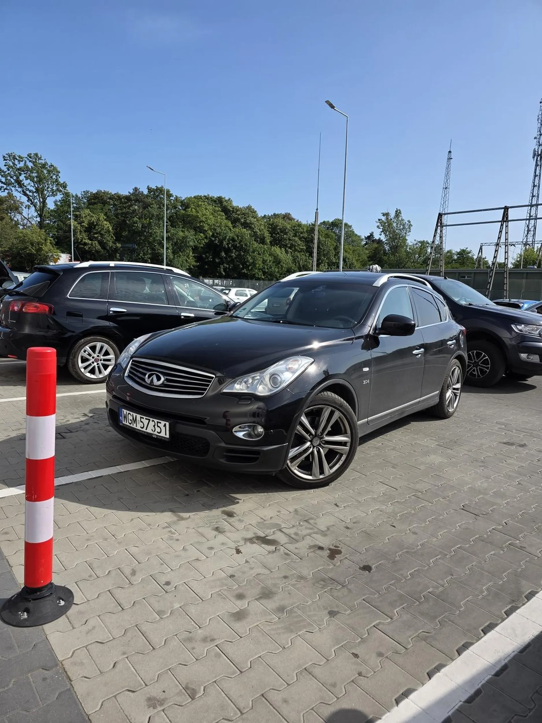 Parkowanie 10/10 życzę właścicielowi, że ktoś go zastawi i będzie musiał wejść bagażnikiem