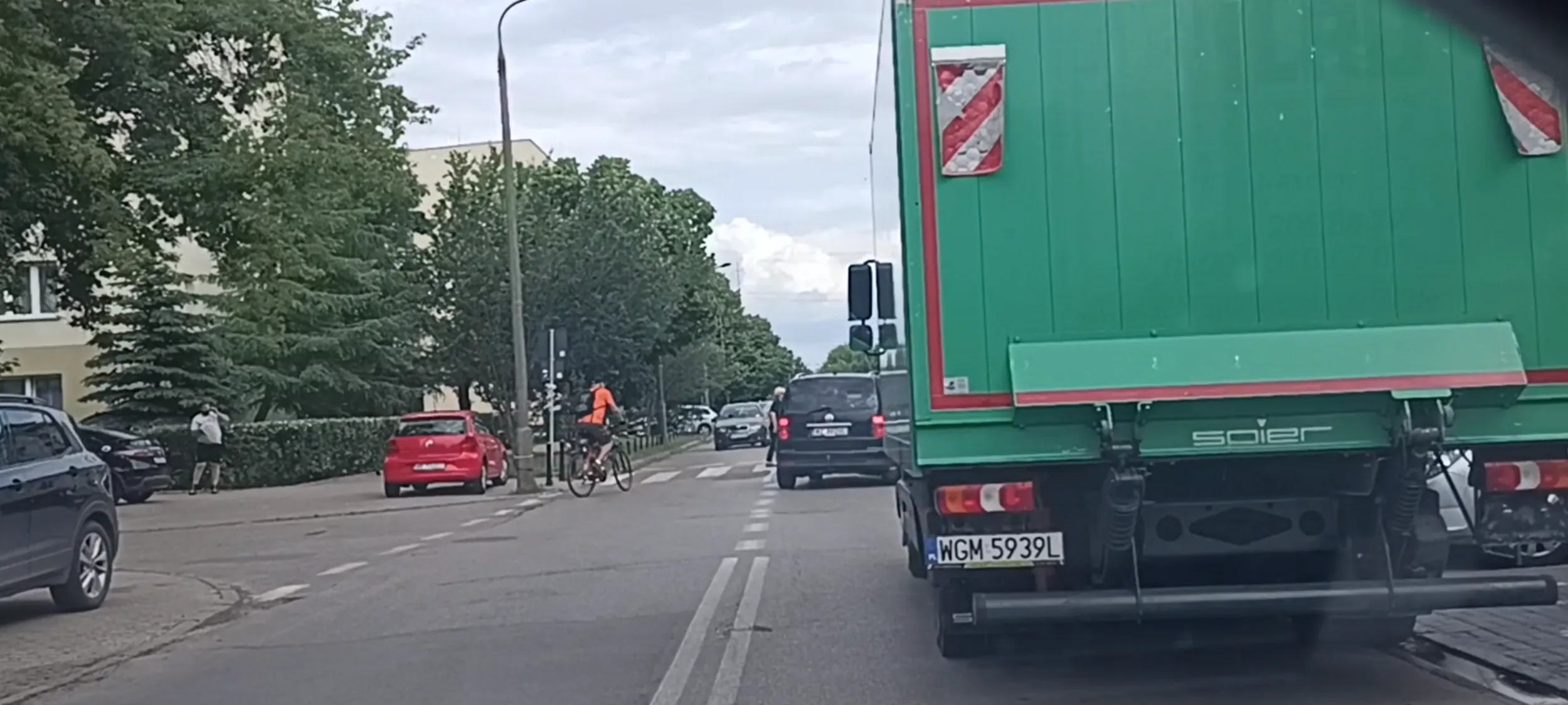 Chamskie parkowanie na skrzyżowaniu i przed przejściem dla pieszych. Cała ulica zakorkowana przez idiotę.