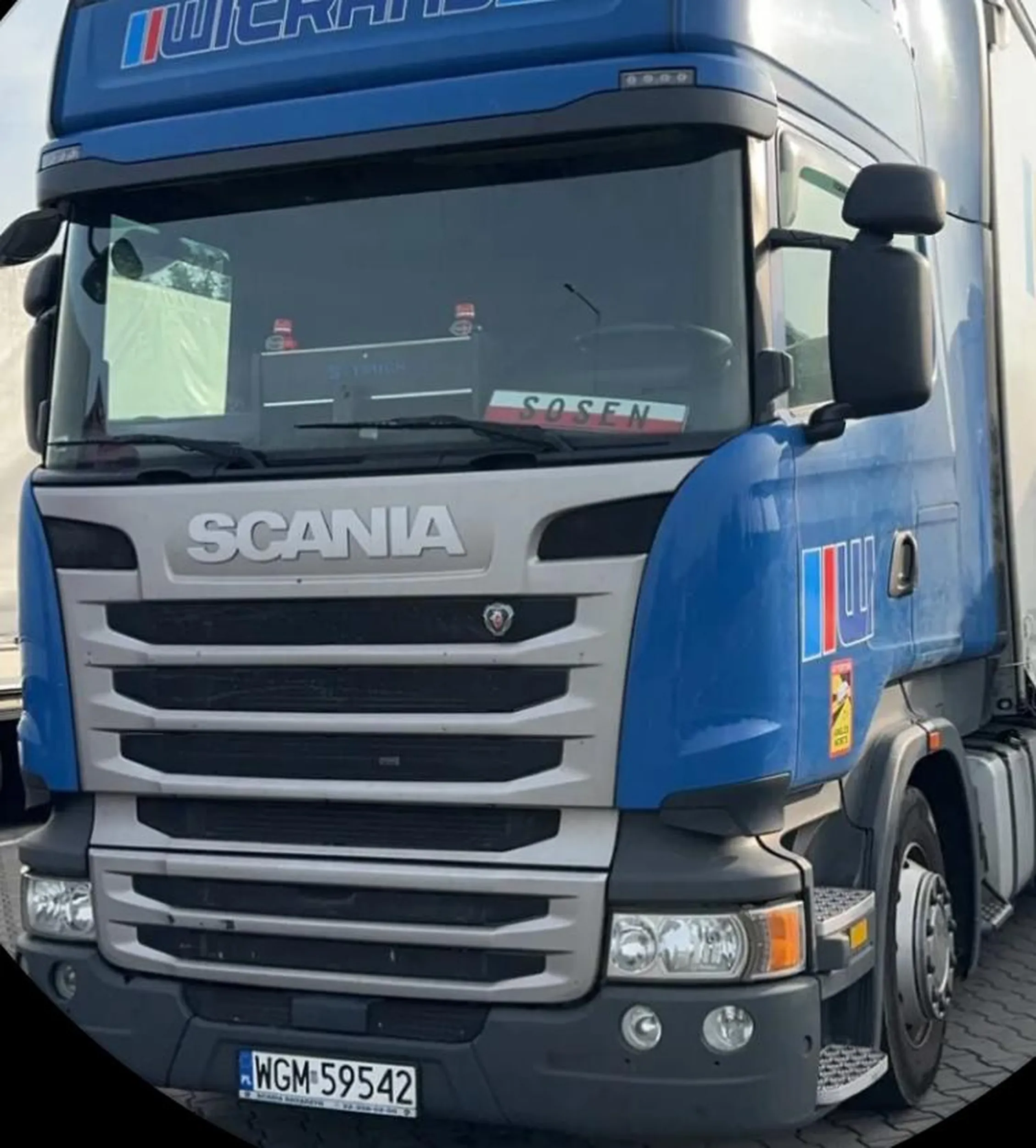 Chłopak jeździ stara brzydka Scanią, widziałem jak latał po parkingu do każdego i pytał czy może posiedzieć w Mercedesie, albo w Iveco. Najbardziej rozbawiło mnie jak próbował wziąsc do buzi, byle żeby tylko kierowca go Volvem przewiózł ?