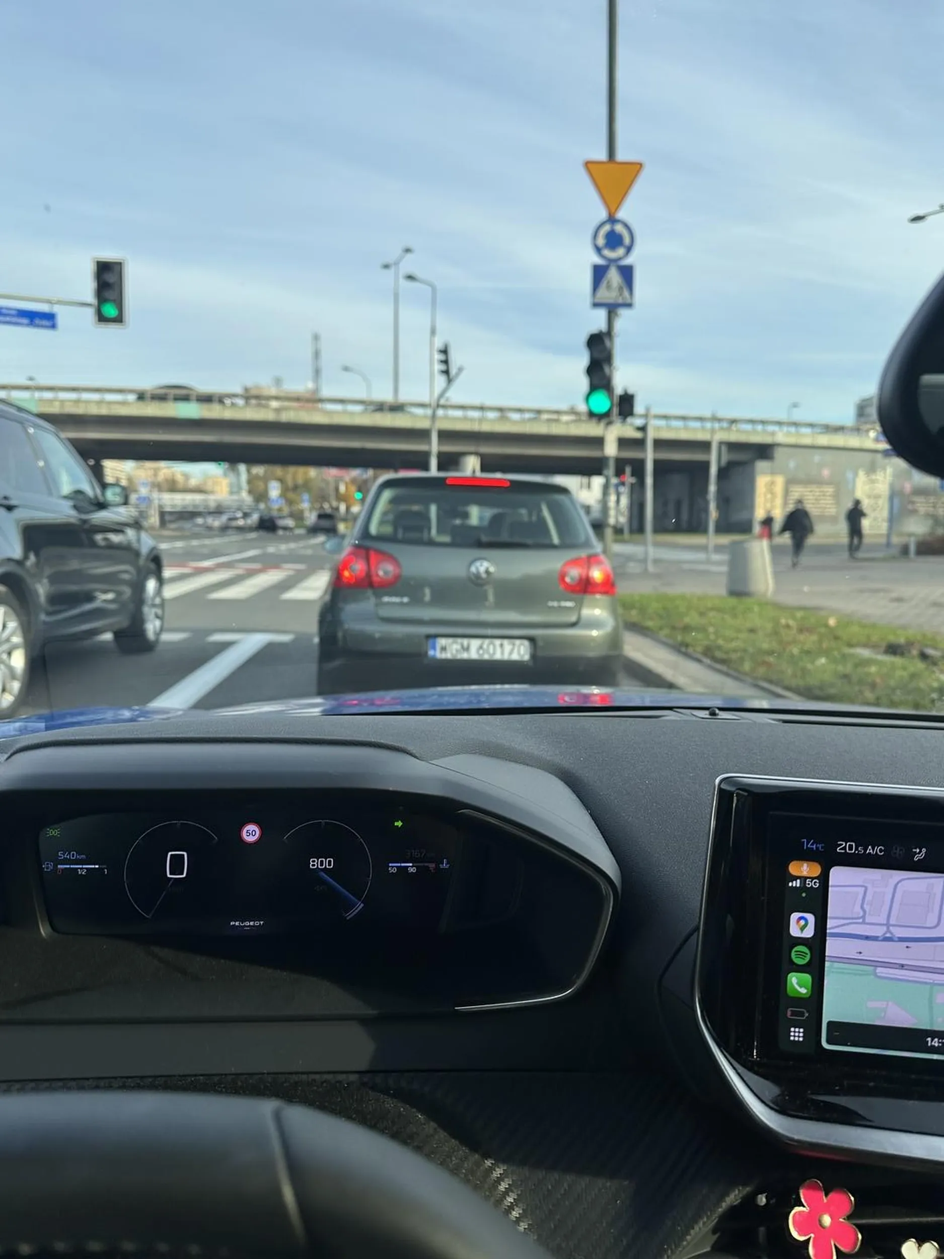 Ty durna pyzdo. Jeżeli nikt cię do tej pory nie nauczył, to podczas zmiany pasa patrzy się w lusterka. Myślenie nie boli. Jeżeli nie wychodzi ci jazda autem, to przesiądź się na rower. Przynajmniej na nim nie pokona cię umiejętność patrzenia w lusterka.