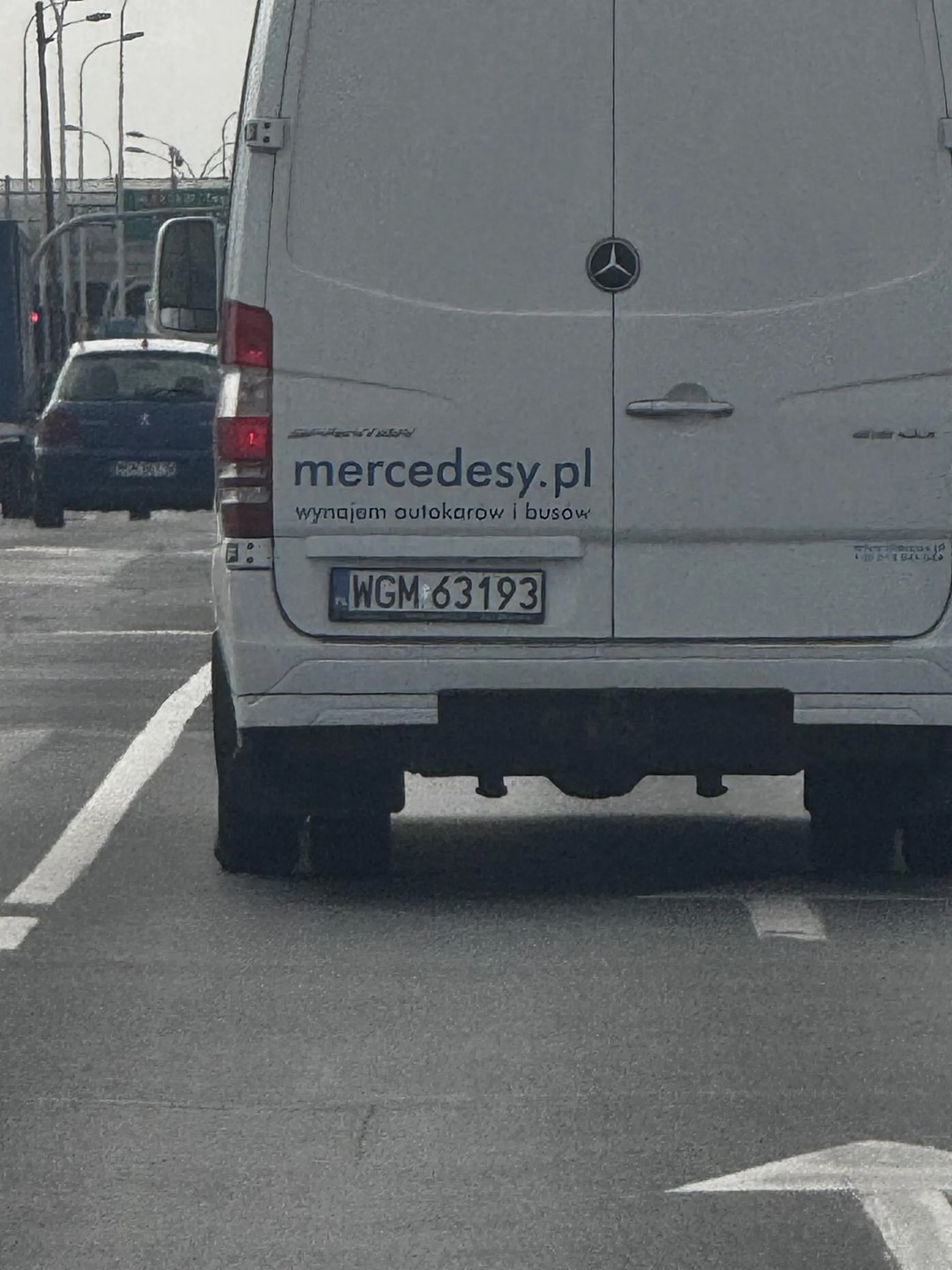 Ten kierowca śledził mnie przez 30 minut, krzyczał. Możliwe, że ma jakieś problemy psychiczne. Jego zachowanie jest nieadekwatne.