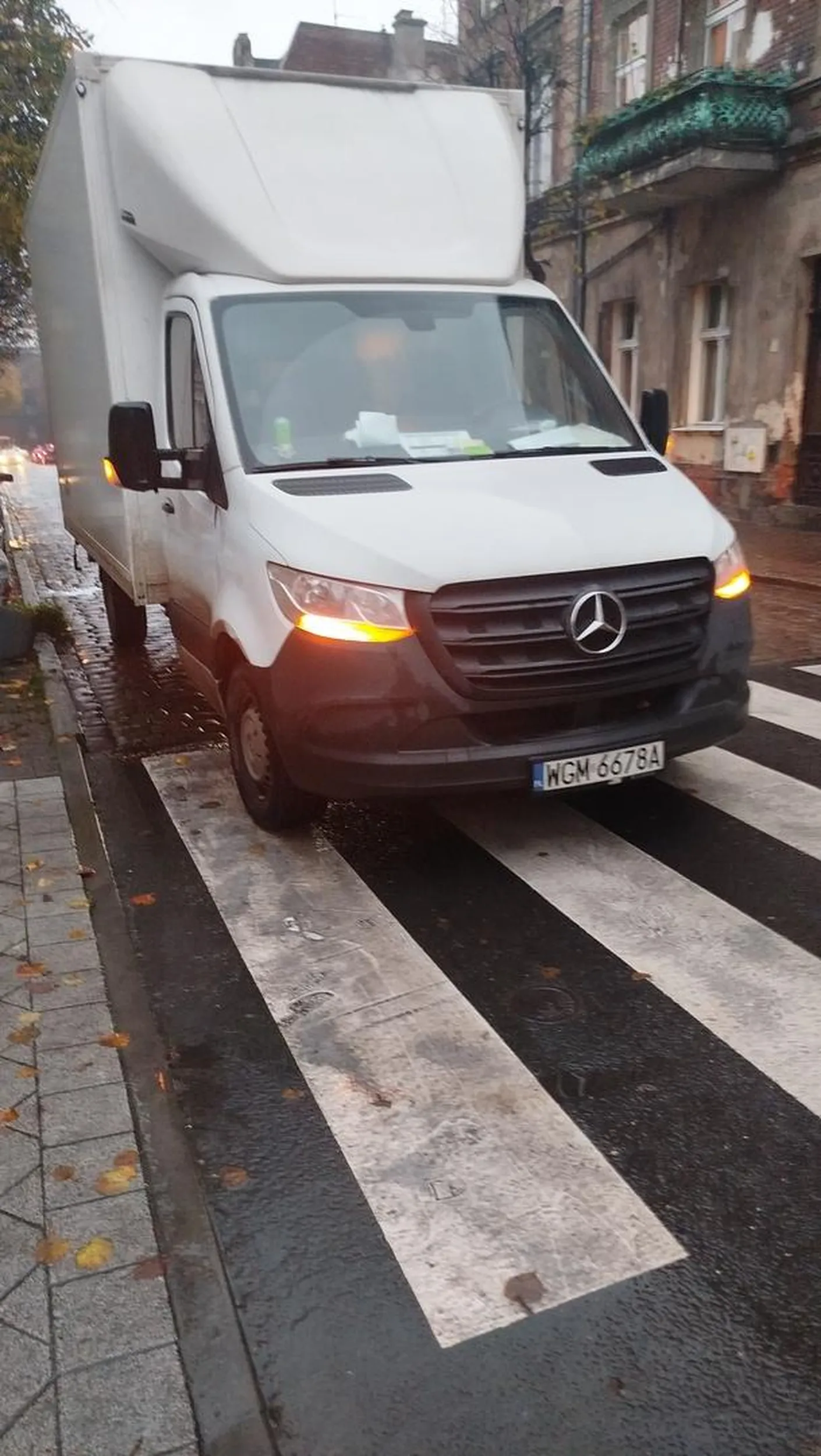 Pan postanowił stanąć na środku przejścia dla pieszych