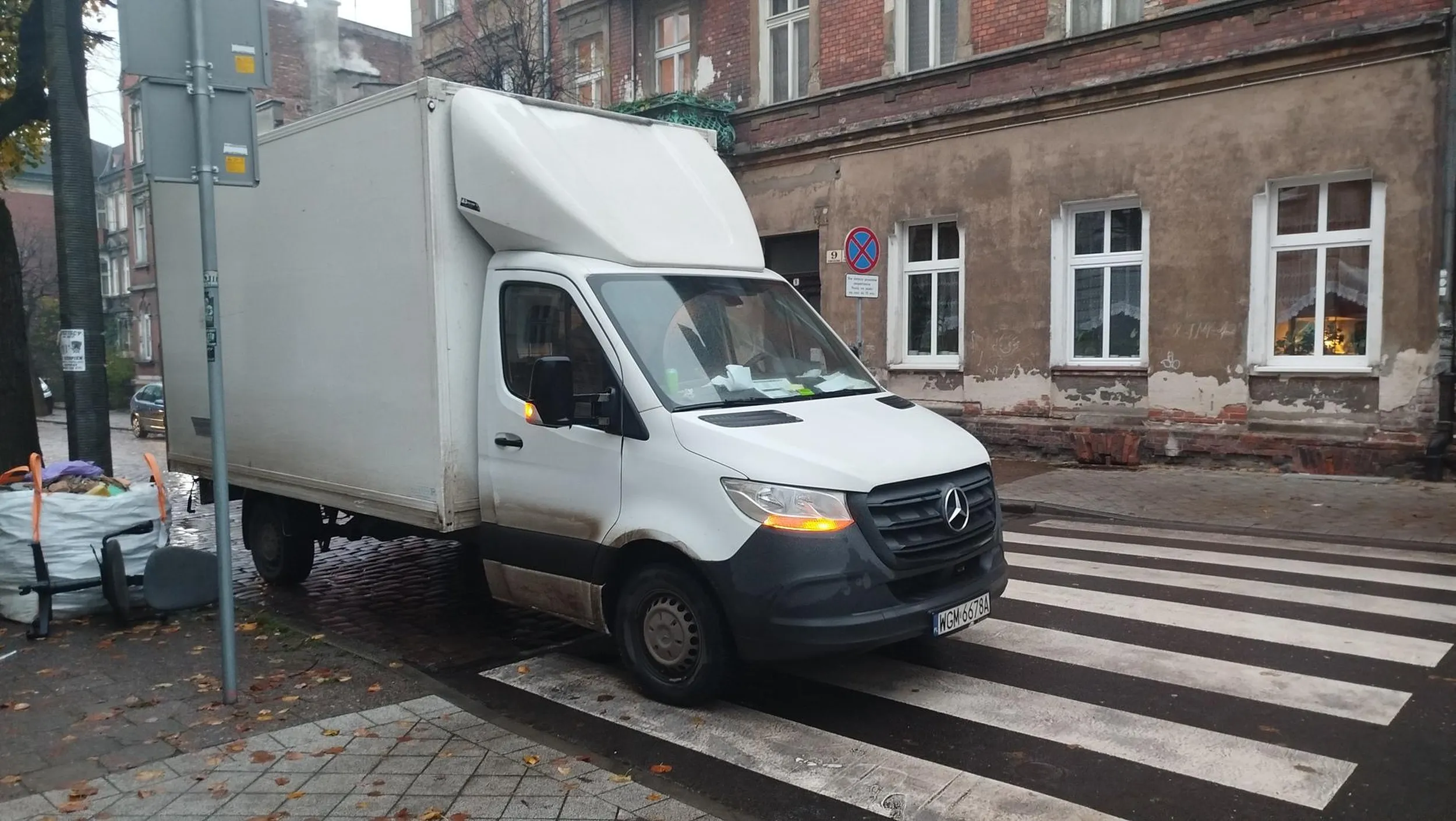 Pan postanowił stanąć na środku przejścia dla pieszych