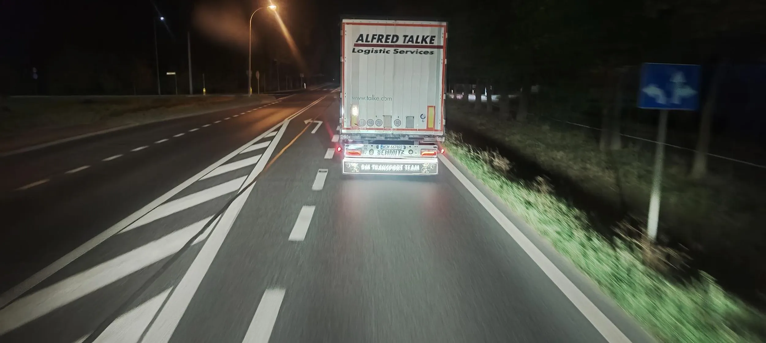 Kierowca ślepy albo daltonista skoro nie widzi że ma czerwone światło. Ps obejrz się na stopcham