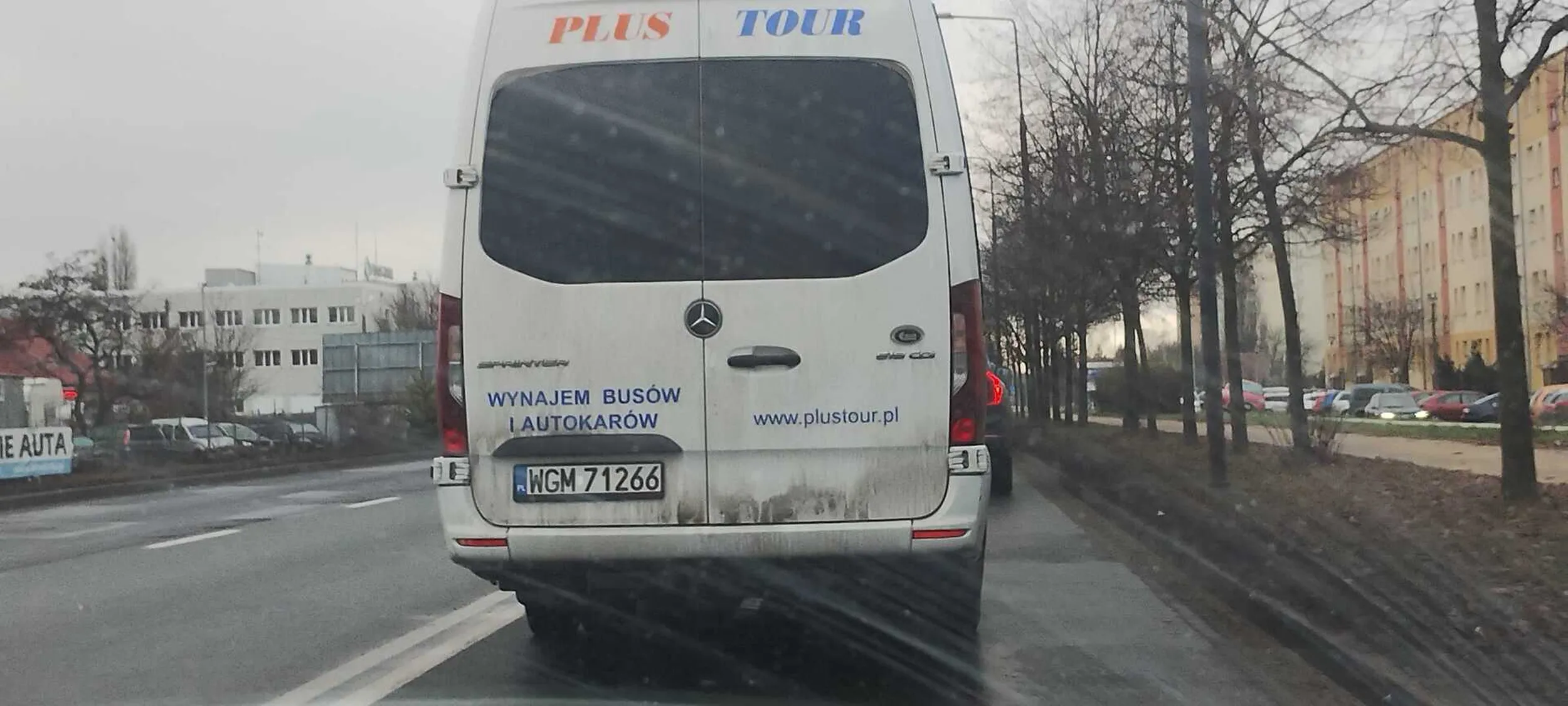 Gratuluje firmie Plus Tour takiego chama Typo wymusił pierwszeństwo przy jeździe na suwak, prawie urywając moje lusterko.