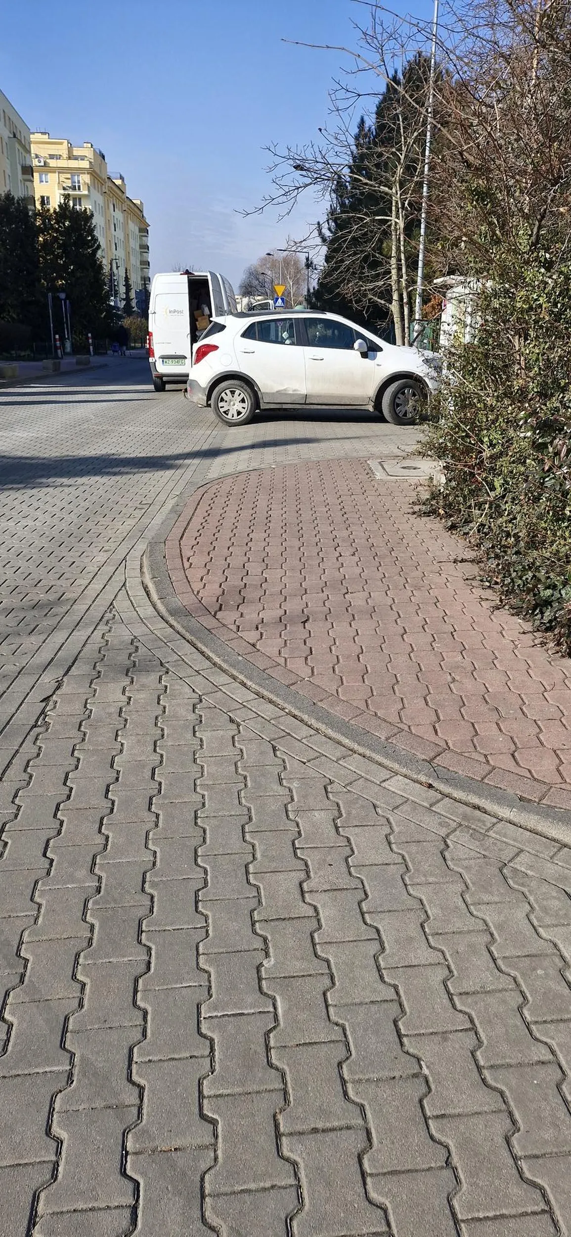 Blokujesz chodnik. Nie ma jak przejść! Ludzie muszą iść ulicą