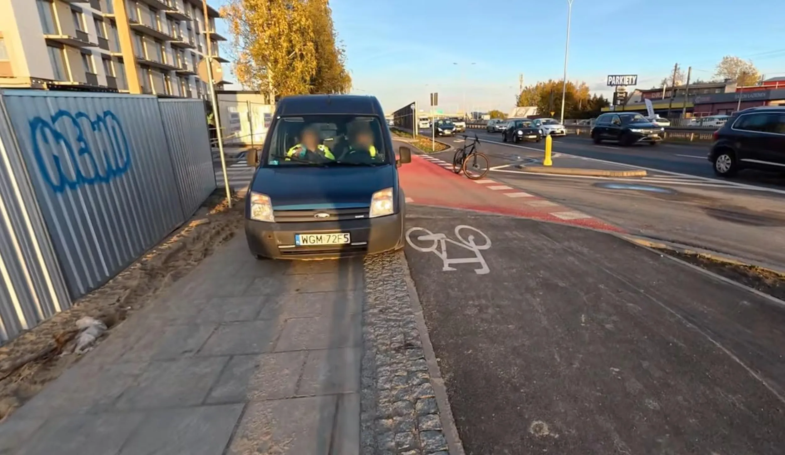 Parkowanie i jazda po chodniku.