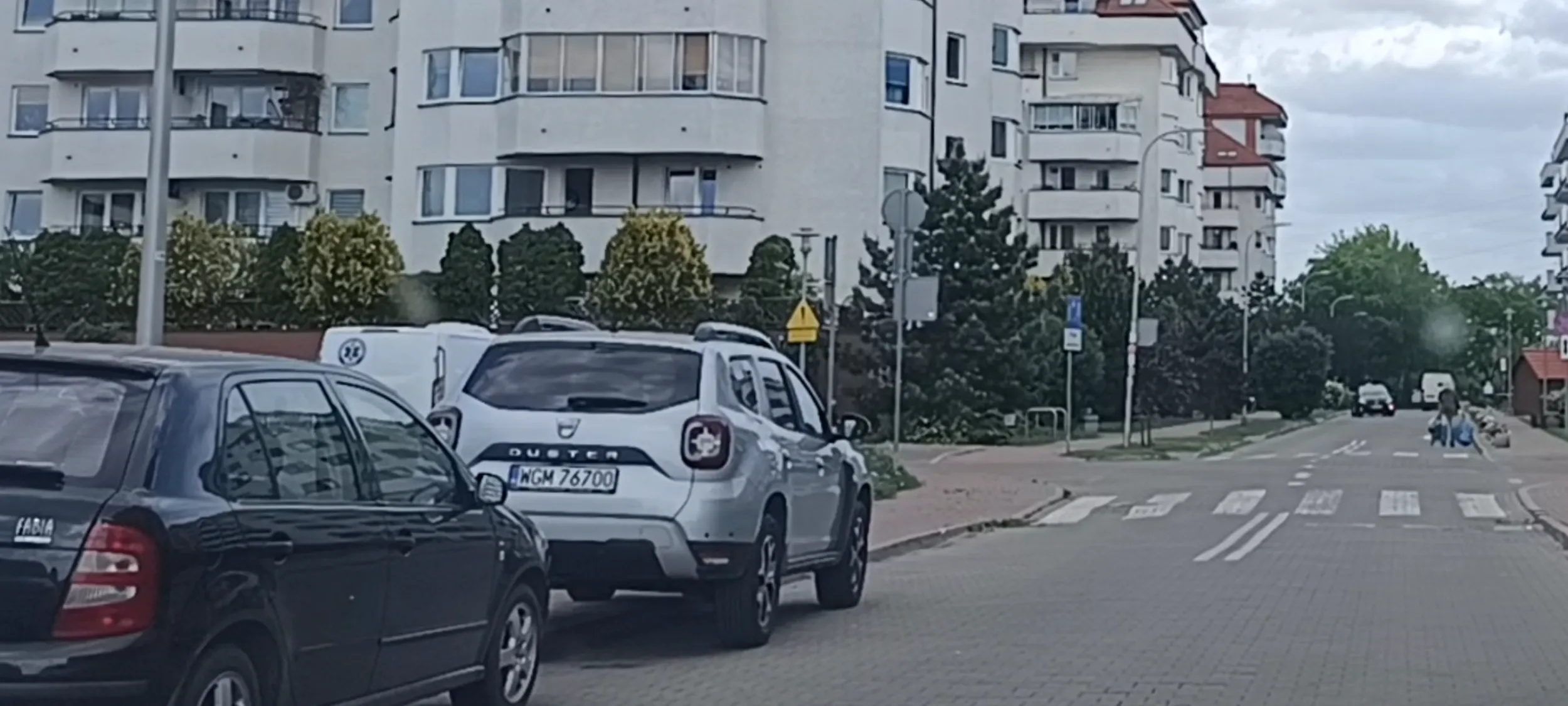 Nielegalne parkowanie na ulicy w miejscu zakazu zatrzymywania się i postoju