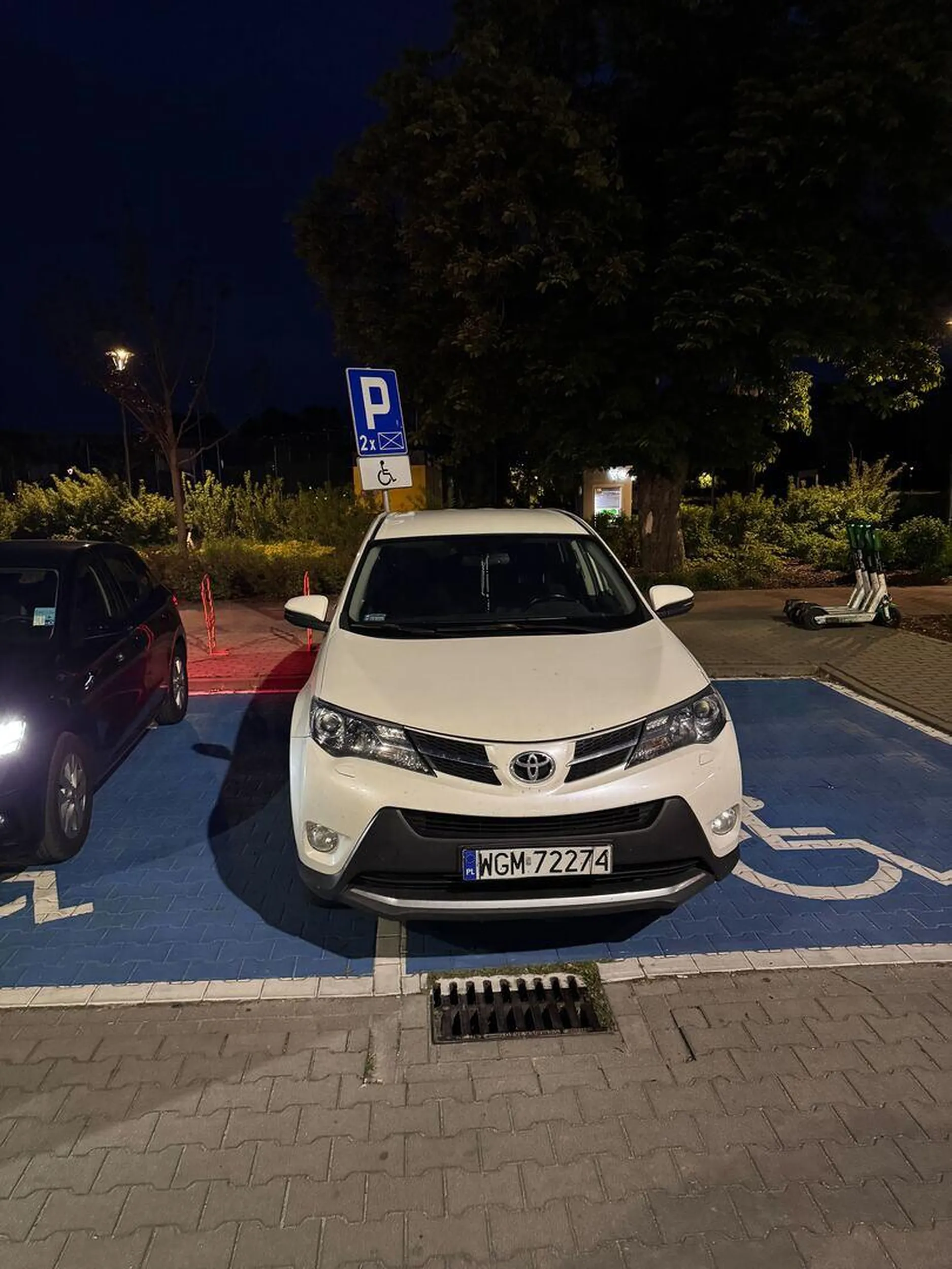 Brak widocznej plakietki osoby niepelnosprawnej. Auto zaparkowane tak ze zajmuje dwa miejsca zamiast jednego.