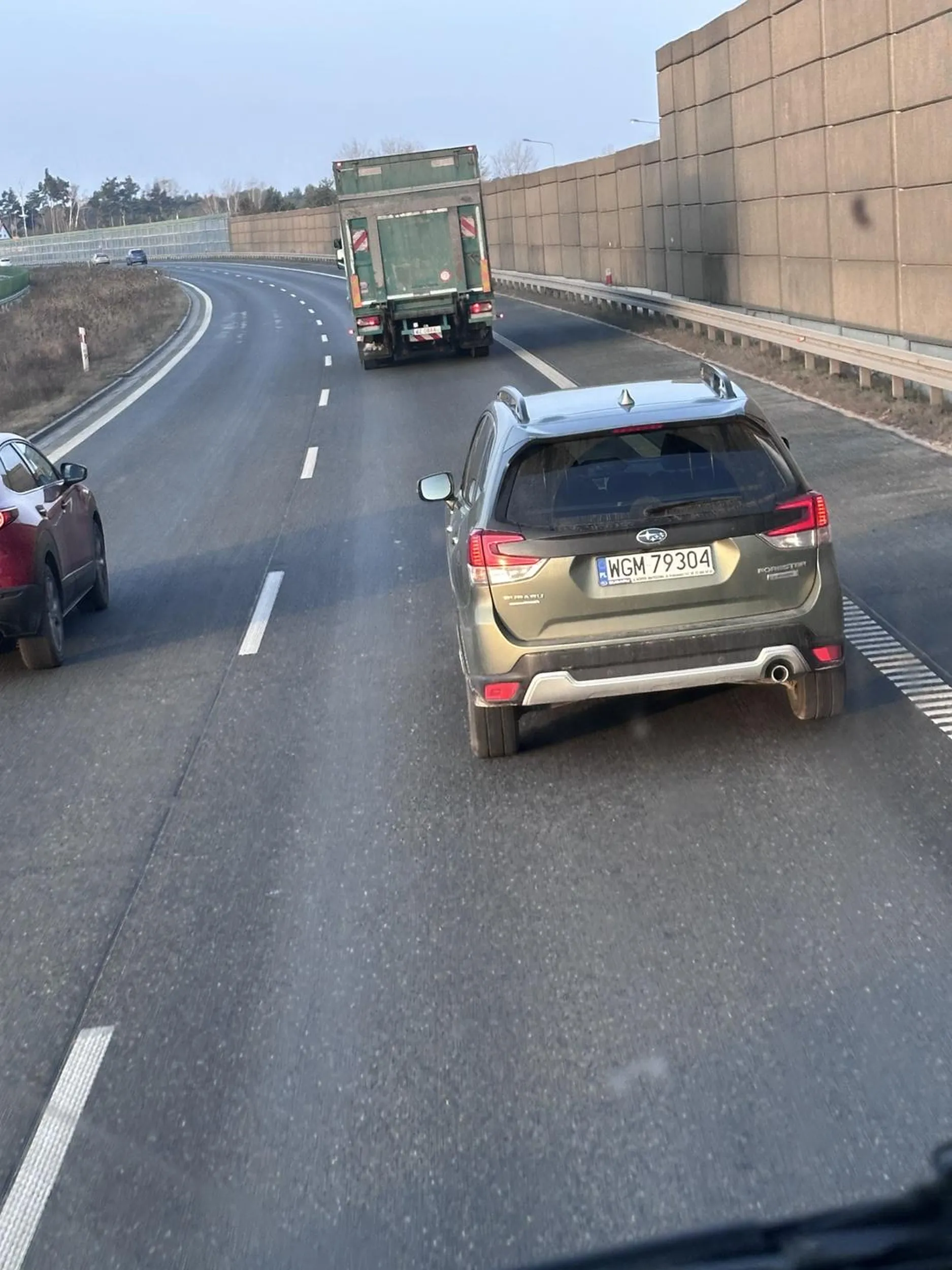Droga ekspresowa a ten się wlecze że auta ciężarowe muszą go wyprzedzać droga s8 od Warszawy do mszczonowa
