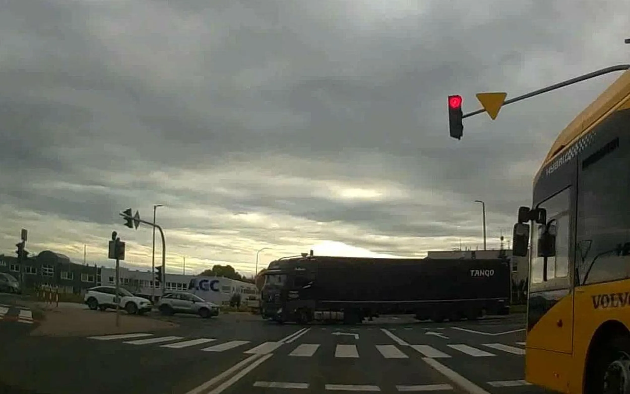 Prawo dżungli w praktyce, jadę ciężarówą to mam pierwszeństwo i już....