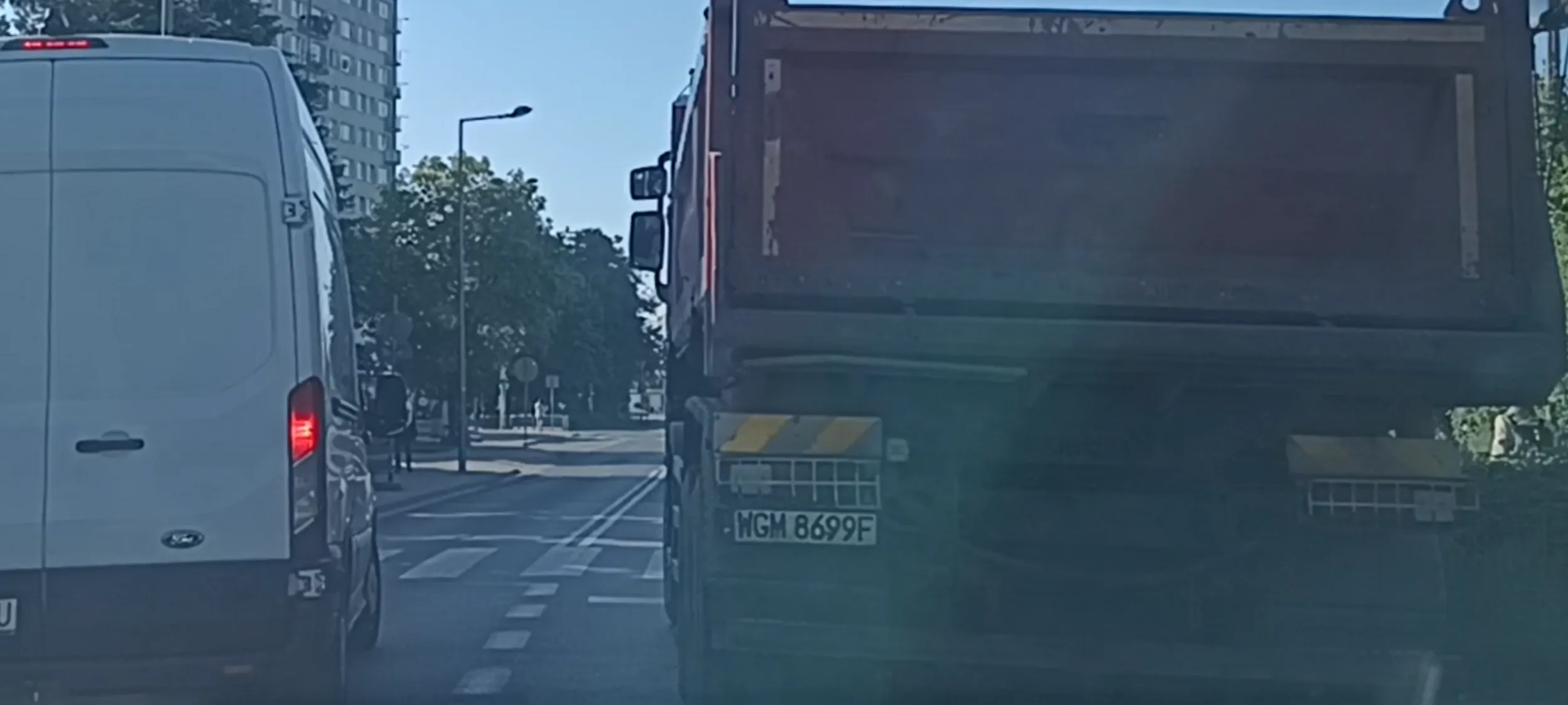 Bandyta drogowy zaparkował na środku skrzyżowania i przed przejściem dla pieszych zasłaniając widok na pieszych wychodzących zza ciężarówki.