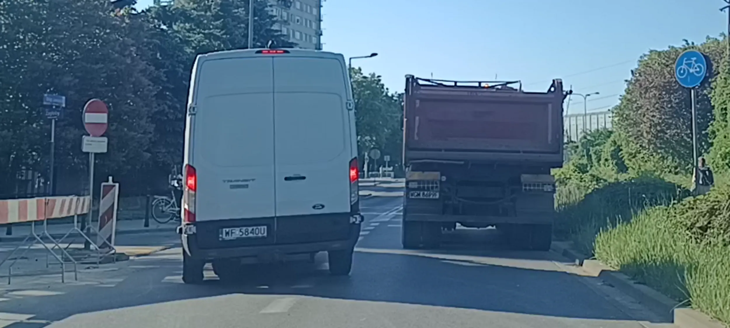 Bandyta drogowy zaparkował na środku skrzyżowania i przed przejściem dla pieszych zasłaniając widok na pieszych wychodzących zza ciężarówki.