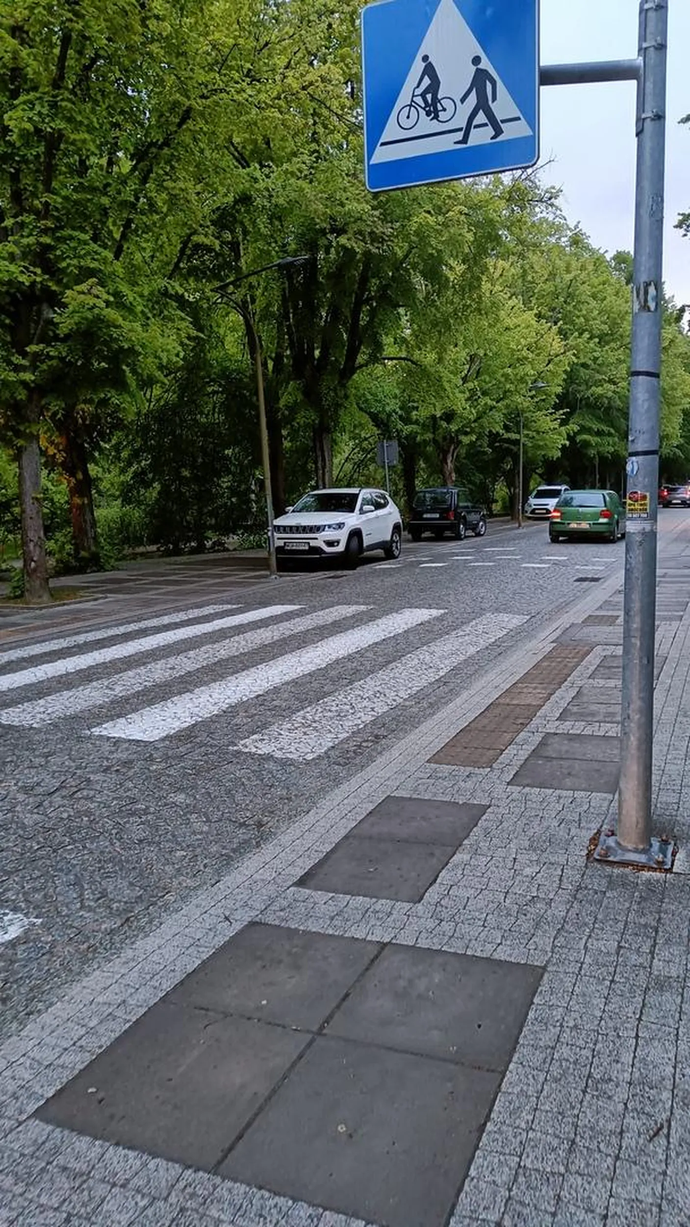 Koszalin, Filharmonia Koszalińska Obszar przejścia dla pieszych i przejazd dla rowerów. Koszalin, 16-05-2025