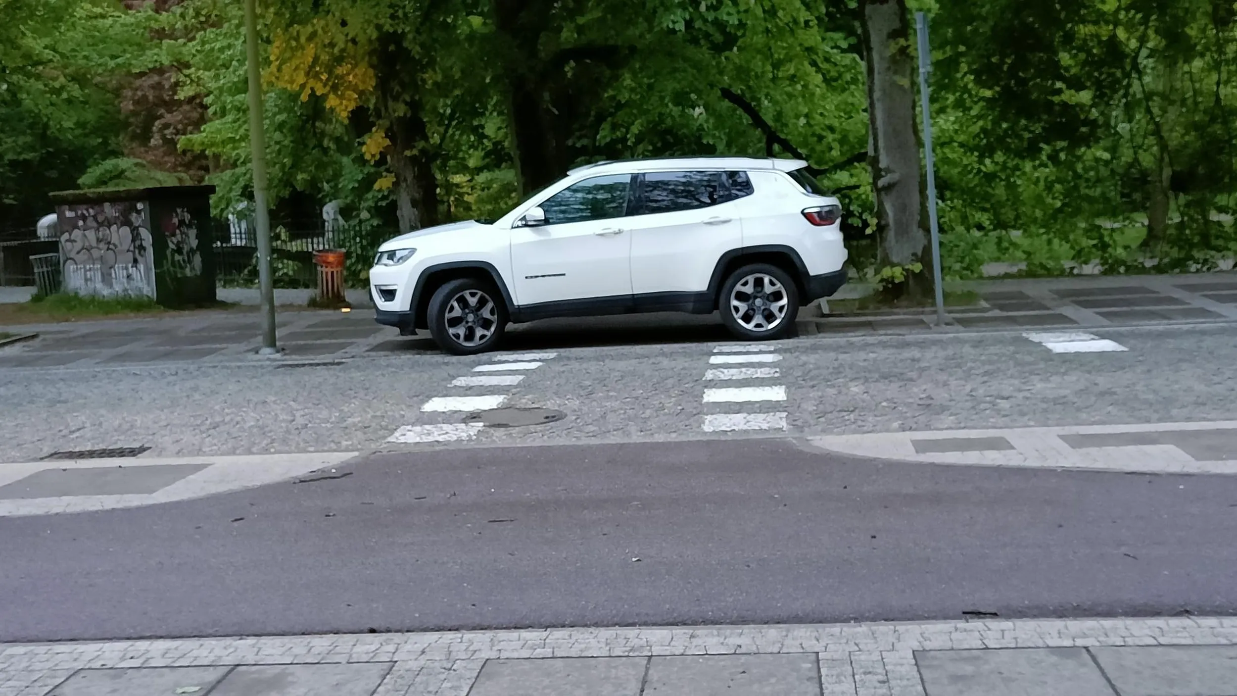 Koszalin, Filharmonia Koszalińska Obszar przejścia dla pieszych i przejazd dla rowerów. Koszalin, 16-05-2025