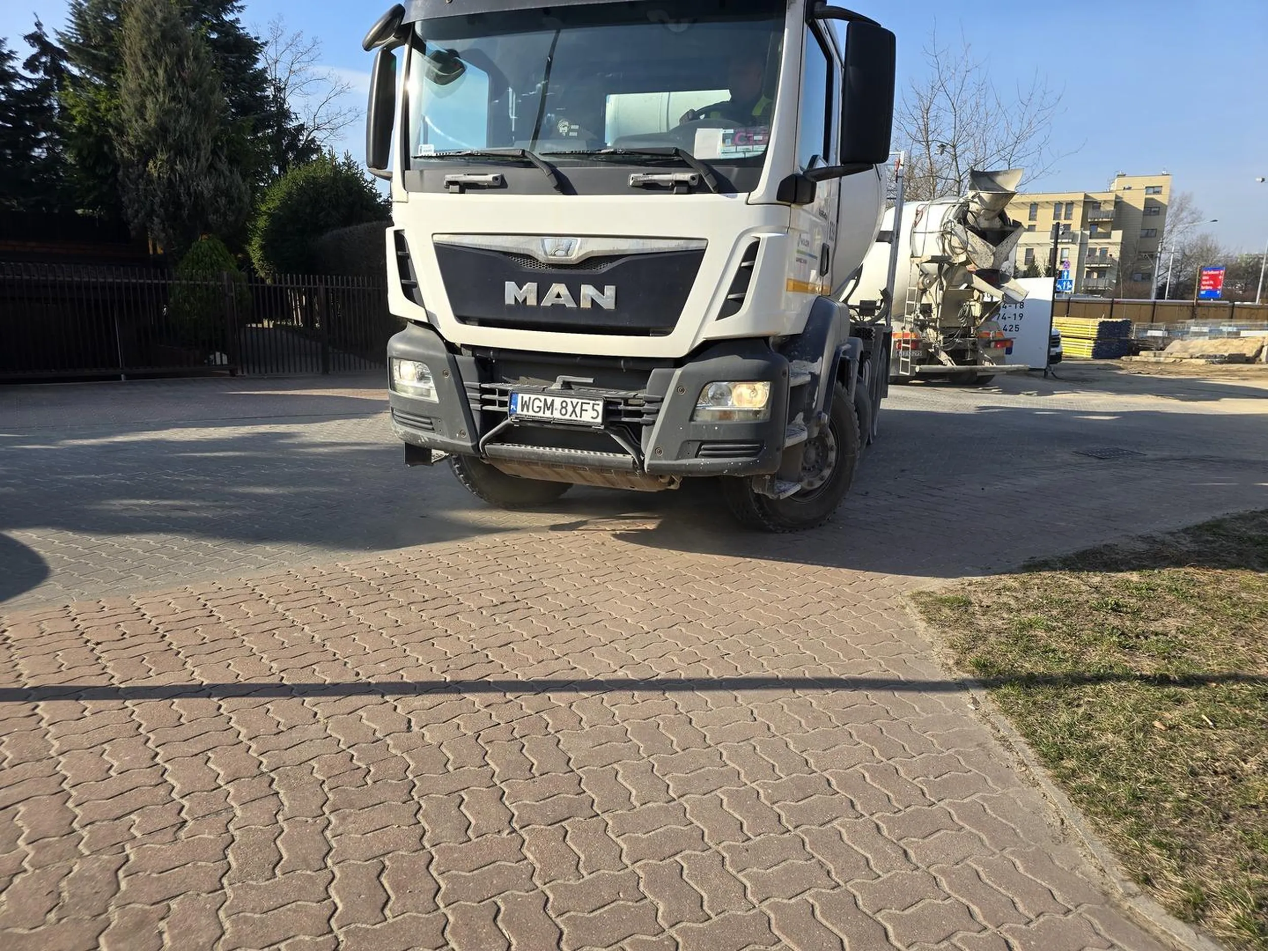 Kierowca Jeździ po chodniku i prawie ludzi rozjeżdża przed jednym z budowanych osiedli w Warszawie