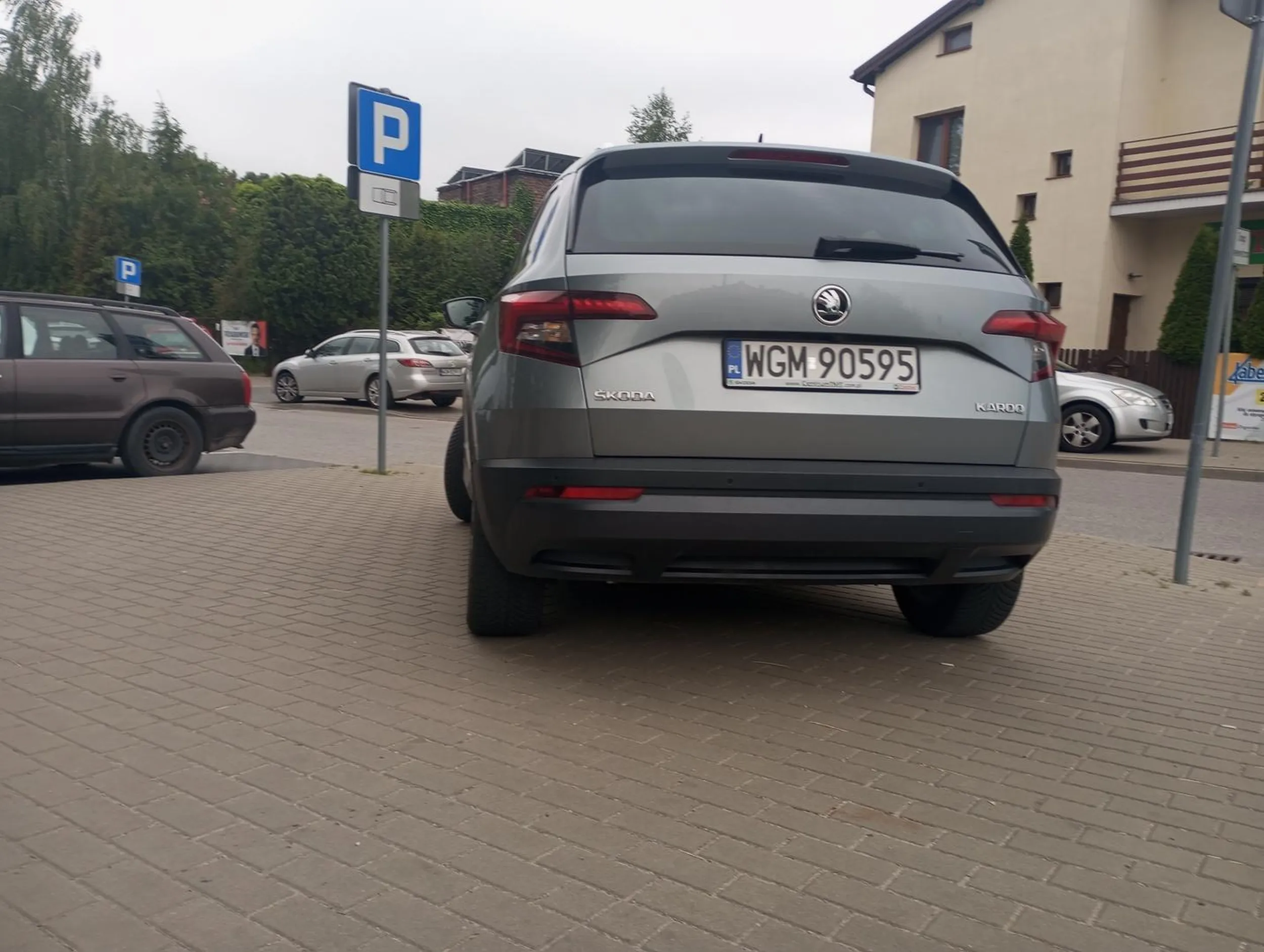 Gościu stawia auto na środku chodnika bo mu się nie chce znaleźć miejsca