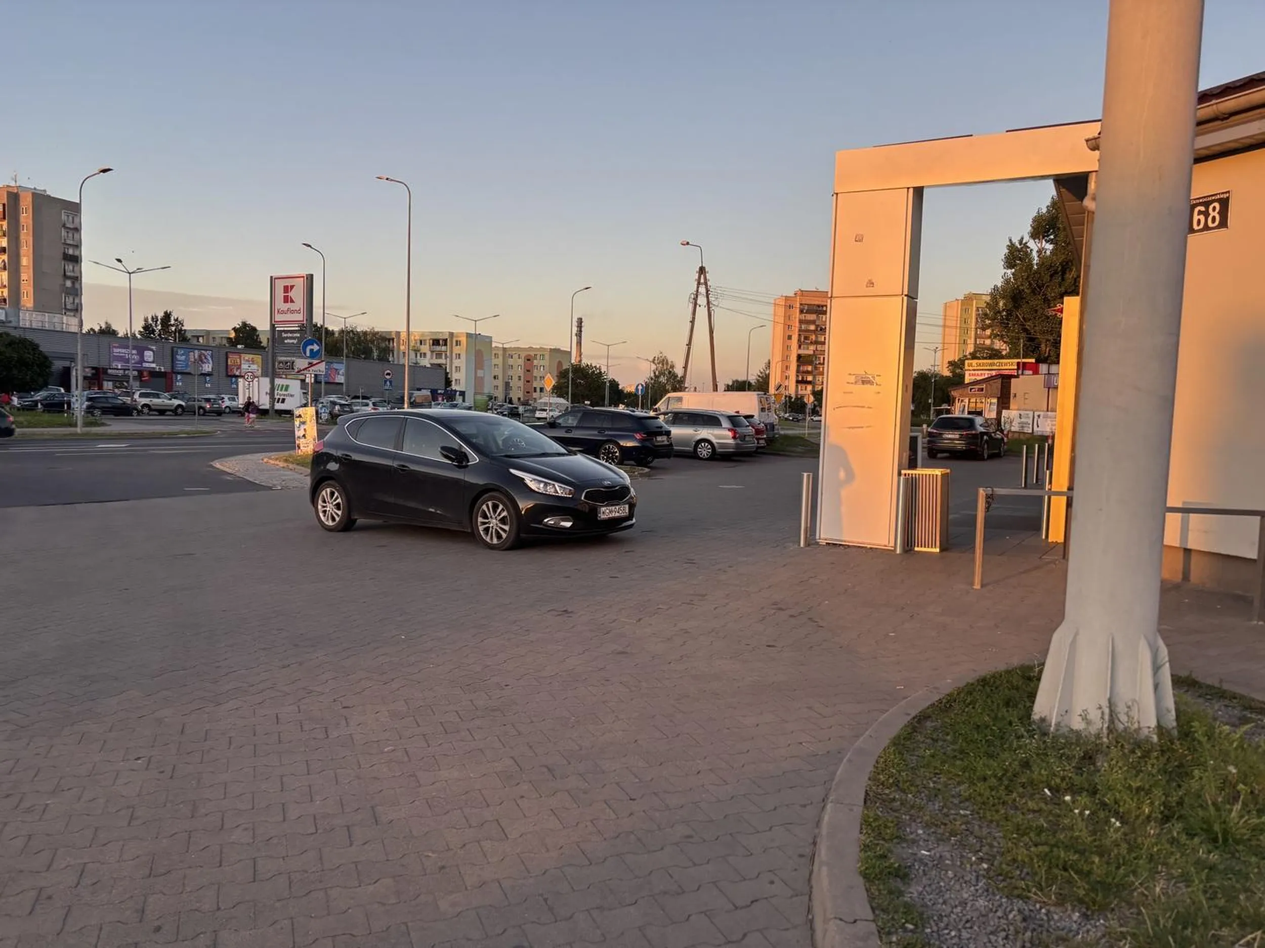 Jełop nie umie stawać , tak stanął żeby nie wyjechać samochodem z parkingu