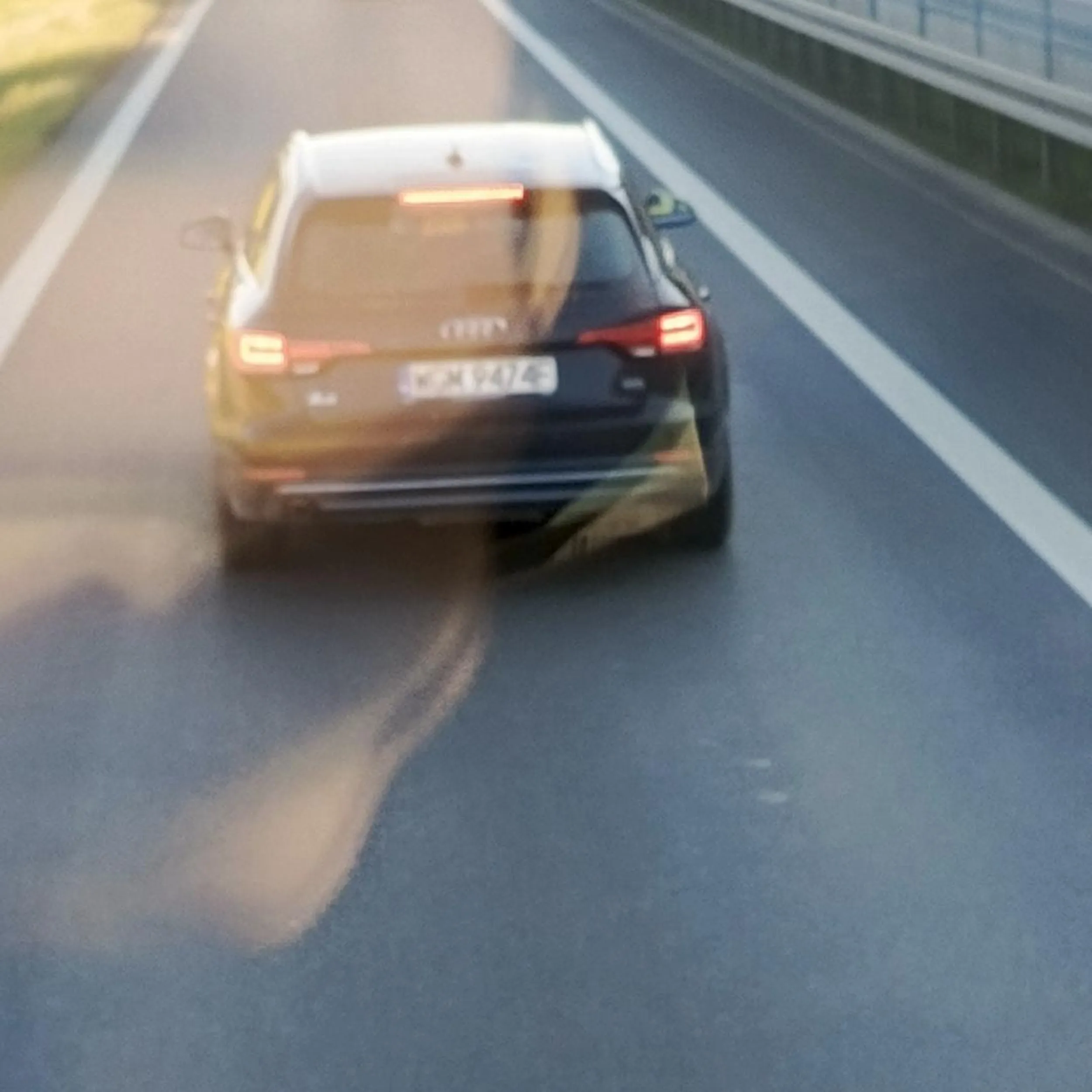 Baba która korzysta Z telefonu podczas jazdy , wstrzymuje ruch na drodze ekspresowej do 50 km/h kiedy chce się ją wyprzedzić dodaje gazu ... Zero mózgu !!!