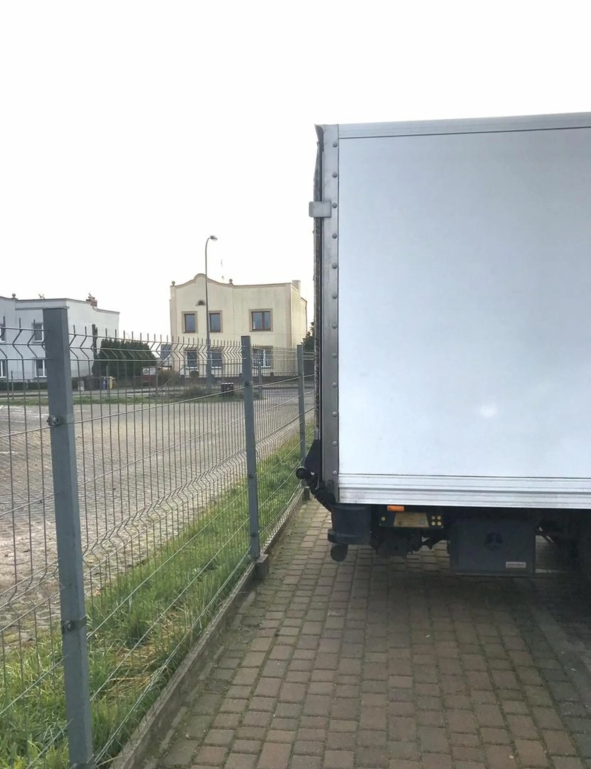 Nierozważny kierowca zastawia cały chodnik, piesi musieli przechodzić dookoła