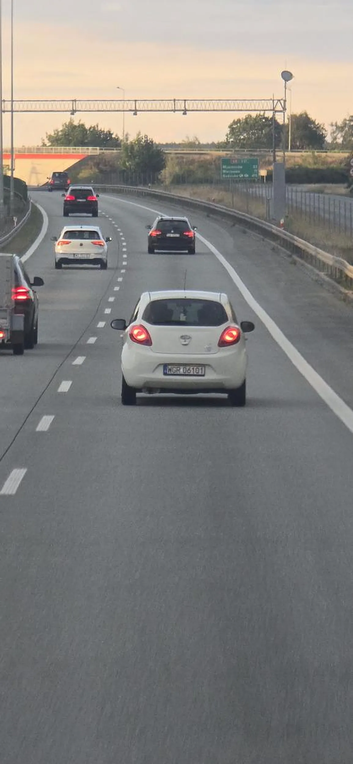 Kierowco, zastanow sie następnym razem czy jak na ekspresówce zatrzymujesz sie na koncu pasu do zjazdu w lewo bo okazało sie ze to nie jest twoj zjazd i wpadasz nagle na ekspresówkę 150 metrów przed rozpędzonym tirem 40ton ktory jedzie 90km/h to czy jestes powazny ? Myslisz ze chce skończyć przez twoja głupotę w więzieniu ? Bo przeciez ja sobie zwolnie 40ton w 3 sekundy. Bez pozdrowien. Oby następny Cie tak skasował...