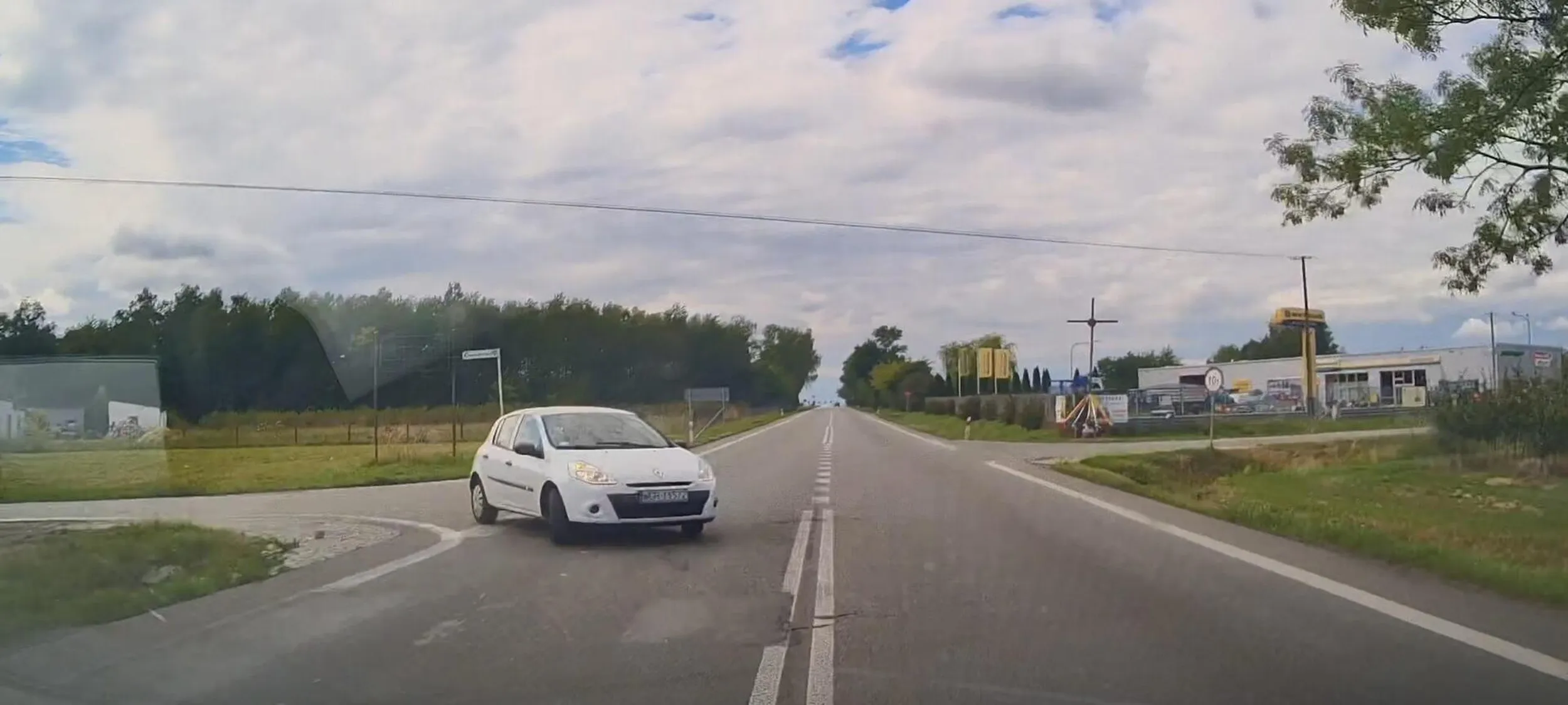 Baba nie wie co znaczy znak STOP. Włącza się do ruchu bez zatrzymania i zachowania szczególnej ostrożności. Nie pozdrawiam, jednak życzę więcej rozumu. Sytuacja mogła się skończyć dla niej tragicznie