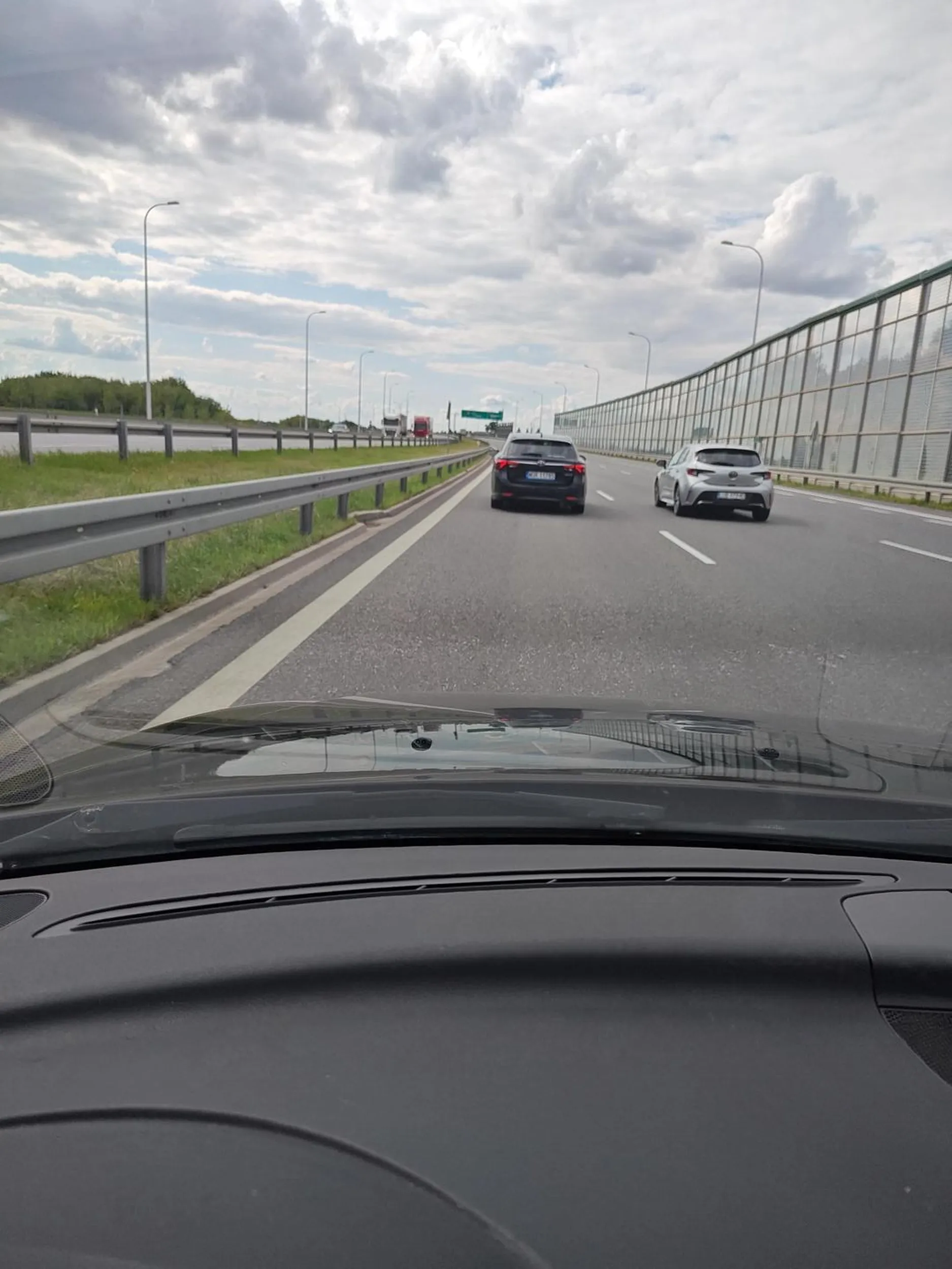 Jakiś stary pierdziel z ekipą okupował lewy pas drogi ekspresowej z prędkością 100km/h. Gdy włączałem się na ten pas z prędkością 120km i z zachowaniem dystansu on dostał świra i zaczął przyspieszać trąbić i błyskać światłami. Następnie z dużą prędkością przecisnął się między samochodami omal nie doprowadzając do kolizji i wyminął mnie z prawej strony. Potem wskoczył przede mnie i raportowanie hamował tamując cały ruch na prawym pasie. Nie będę mówił żeby się nauczył jeździć bo dla niego już za późno. Powinien oddać prawko, które z resztą znalazł w paczce czipsów.