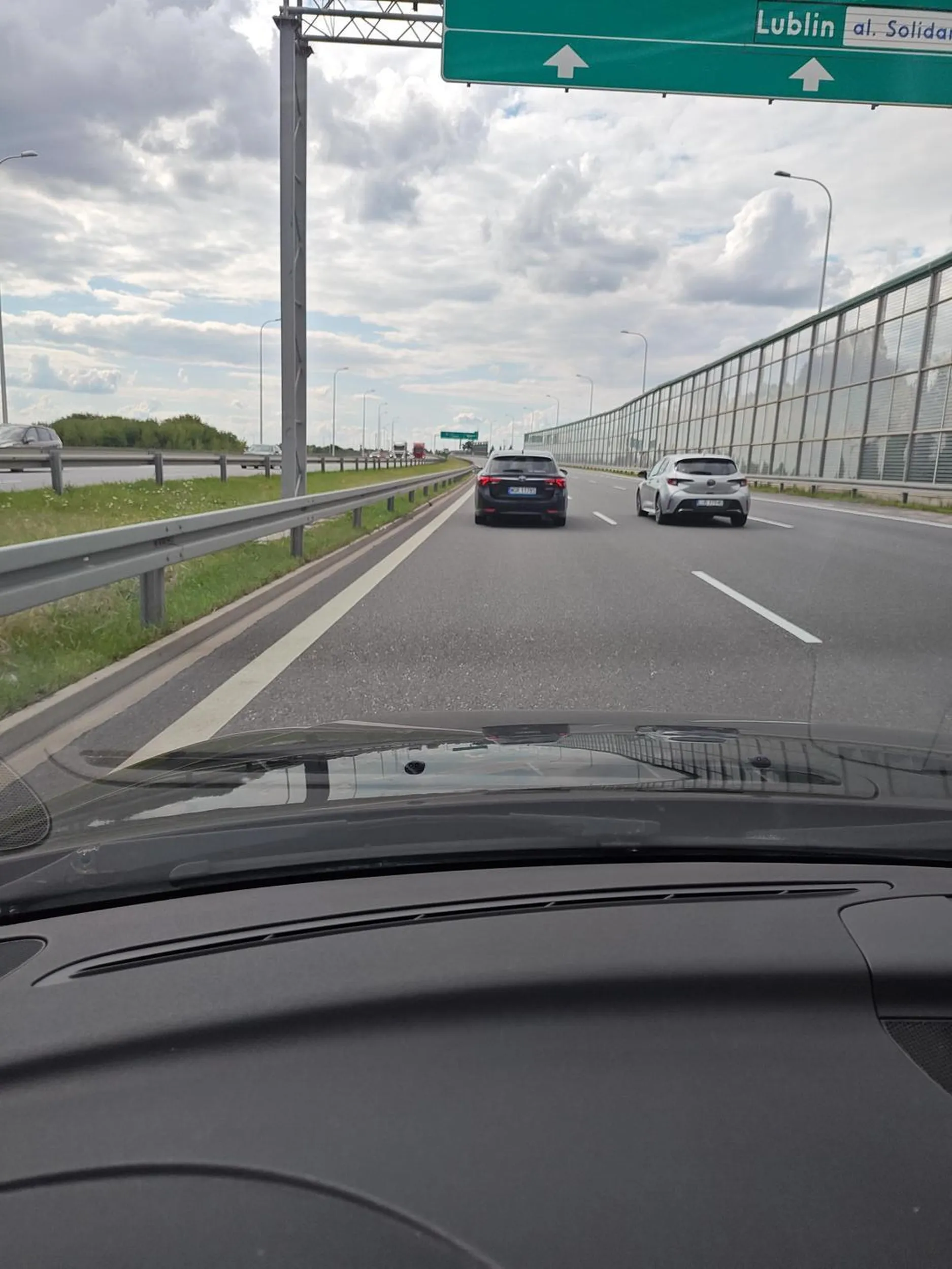 Jakiś stary pierdziel z ekipą okupował lewy pas drogi ekspresowej z prędkością 100km/h. Gdy włączałem się na ten pas z prędkością 120km i z zachowaniem dystansu on dostał świra i zaczął przyspieszać trąbić i błyskać światłami. Następnie z dużą prędkością przecisnął się między samochodami omal nie doprowadzając do kolizji i wyminął mnie z prawej strony. Potem wskoczył przede mnie i raportowanie hamował tamując cały ruch na prawym pasie. Nie będę mówił żeby się nauczył jeździć bo dla niego już za późno. Powinien oddać prawko, które z resztą znalazł w paczce czipsów.