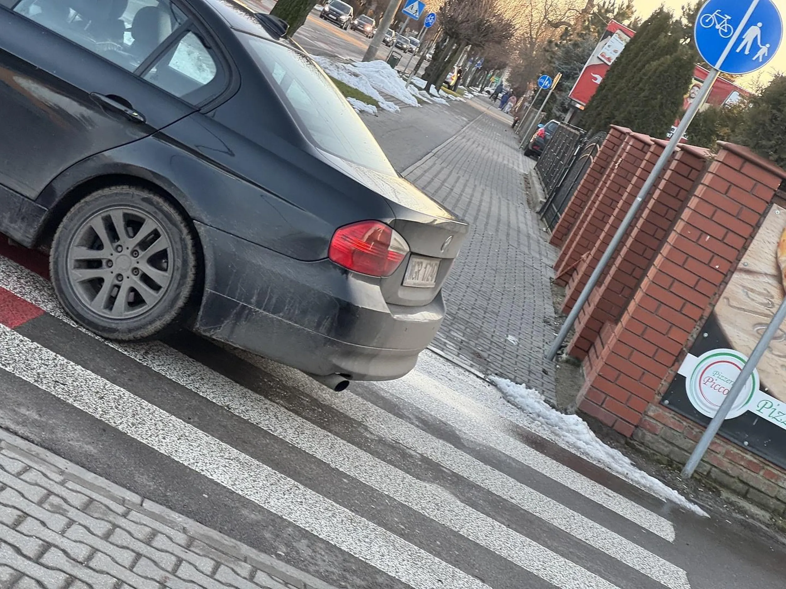 Ham, wyjeżdzał z drogi dojazdowej, nie zatrzymał sie przed przejściem w miejscu gdzie nie widać czy pieszy nadchodzi (przy przejsciu). Pokazuje srodkowego palca i wyzywa