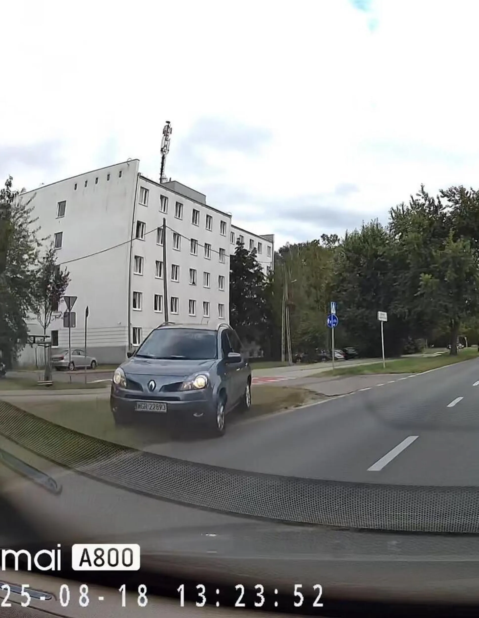 Kretyn co zawracał w miejscu niedozwolonym, a w dodatku zniszczył trawnik.