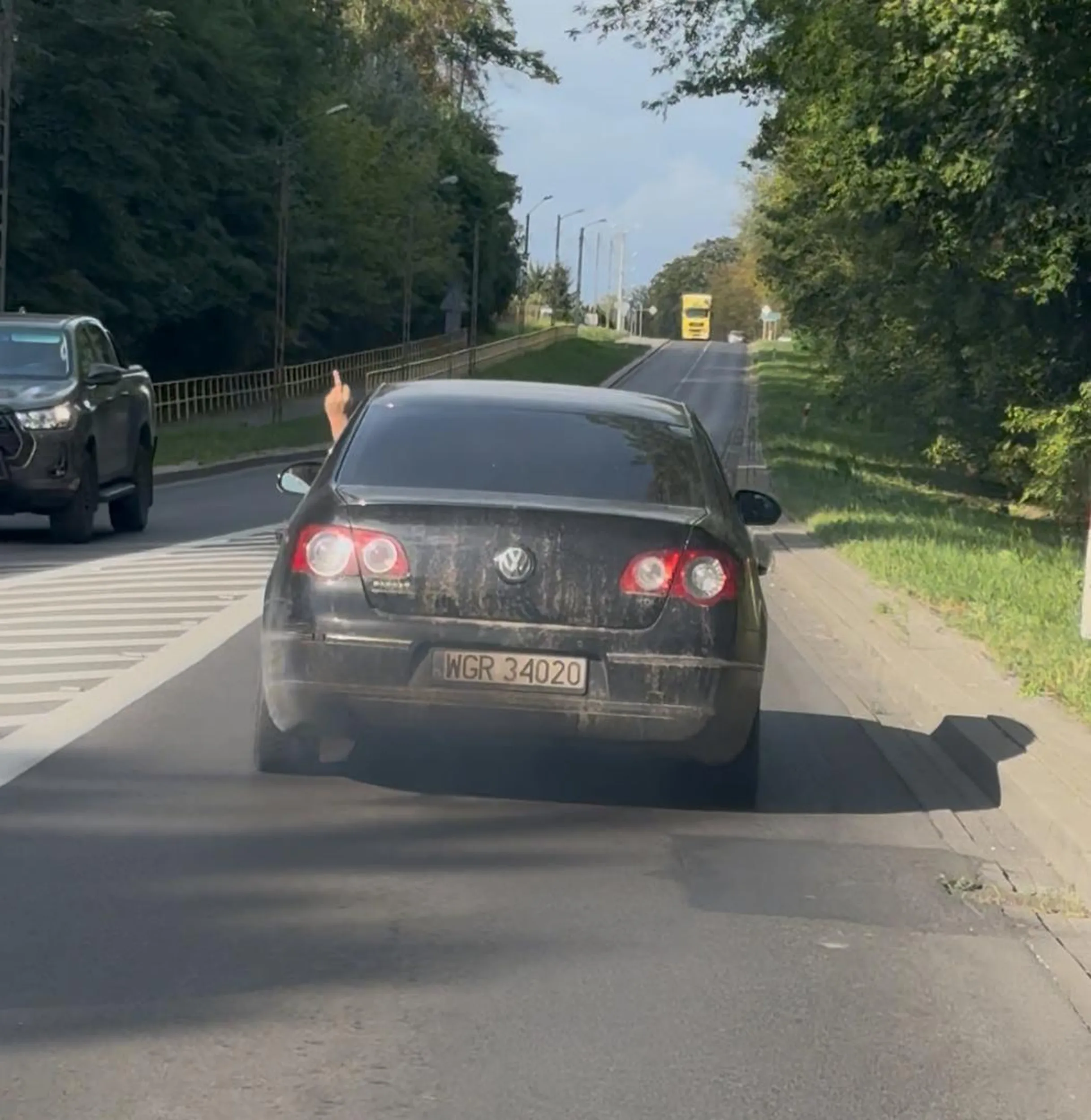 Widać nie każdego można nauczyć szacunku do osób na drodze, podczas poruszania się za tym pojazdem kierowca w pewnym momencie stwierdza że trzeba by motocyklistów pozdrowić tak miło