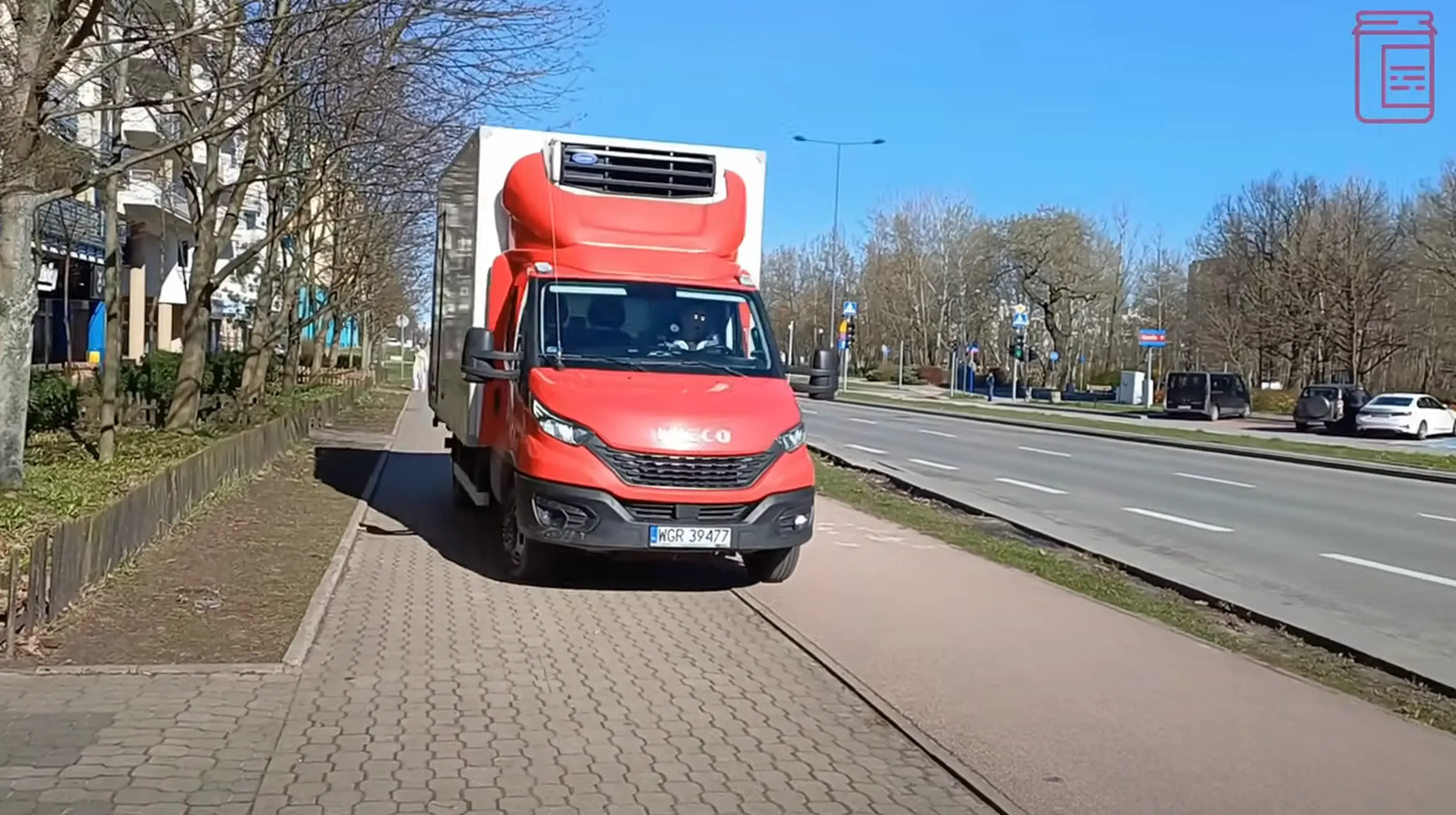 Parkuje oraz jeździ po chodniku i ścieżce rowerowej