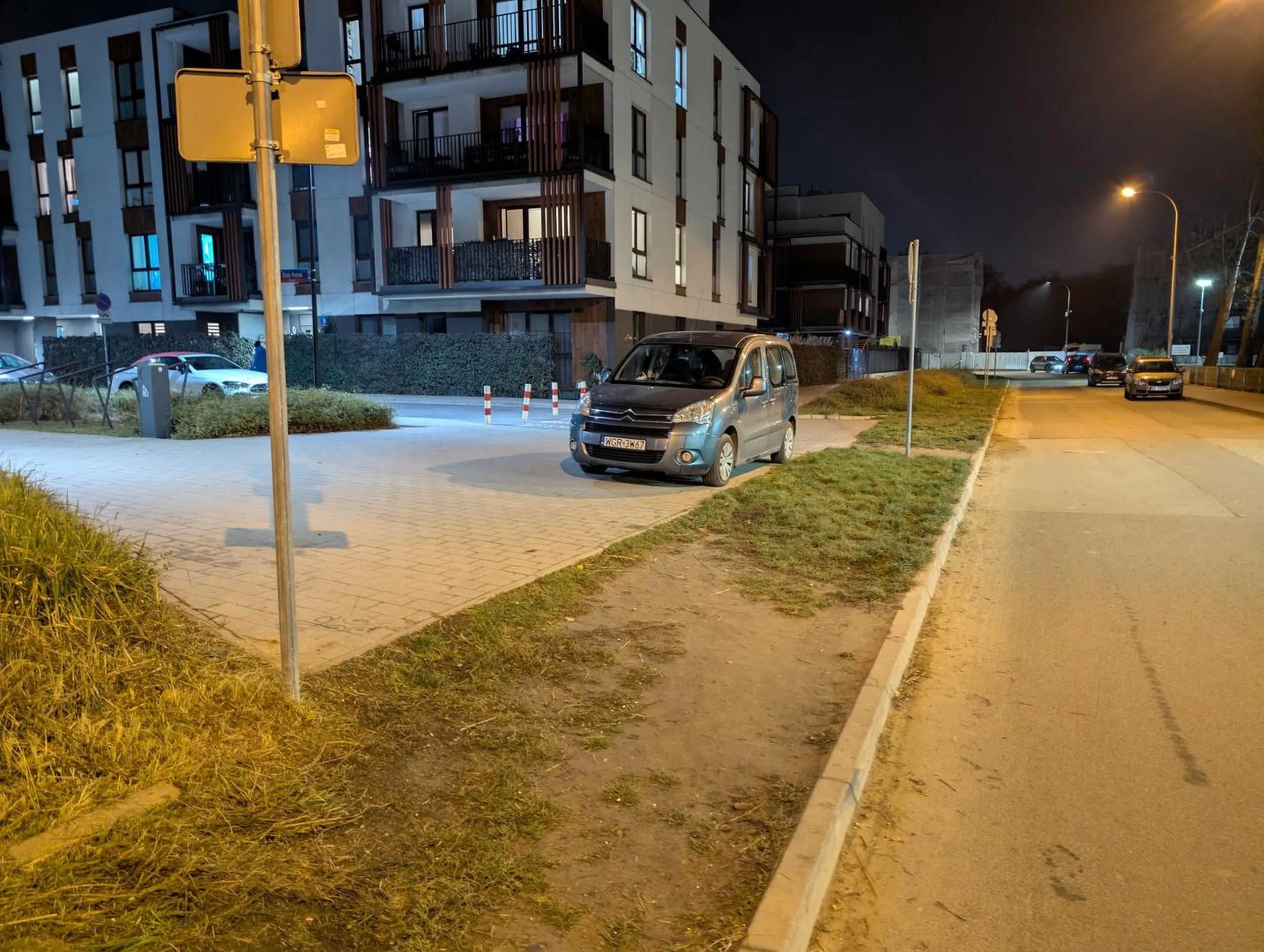 Bo u nas w Grójcu to się tak parkuje Panie, na chodniku, na zakazie :)