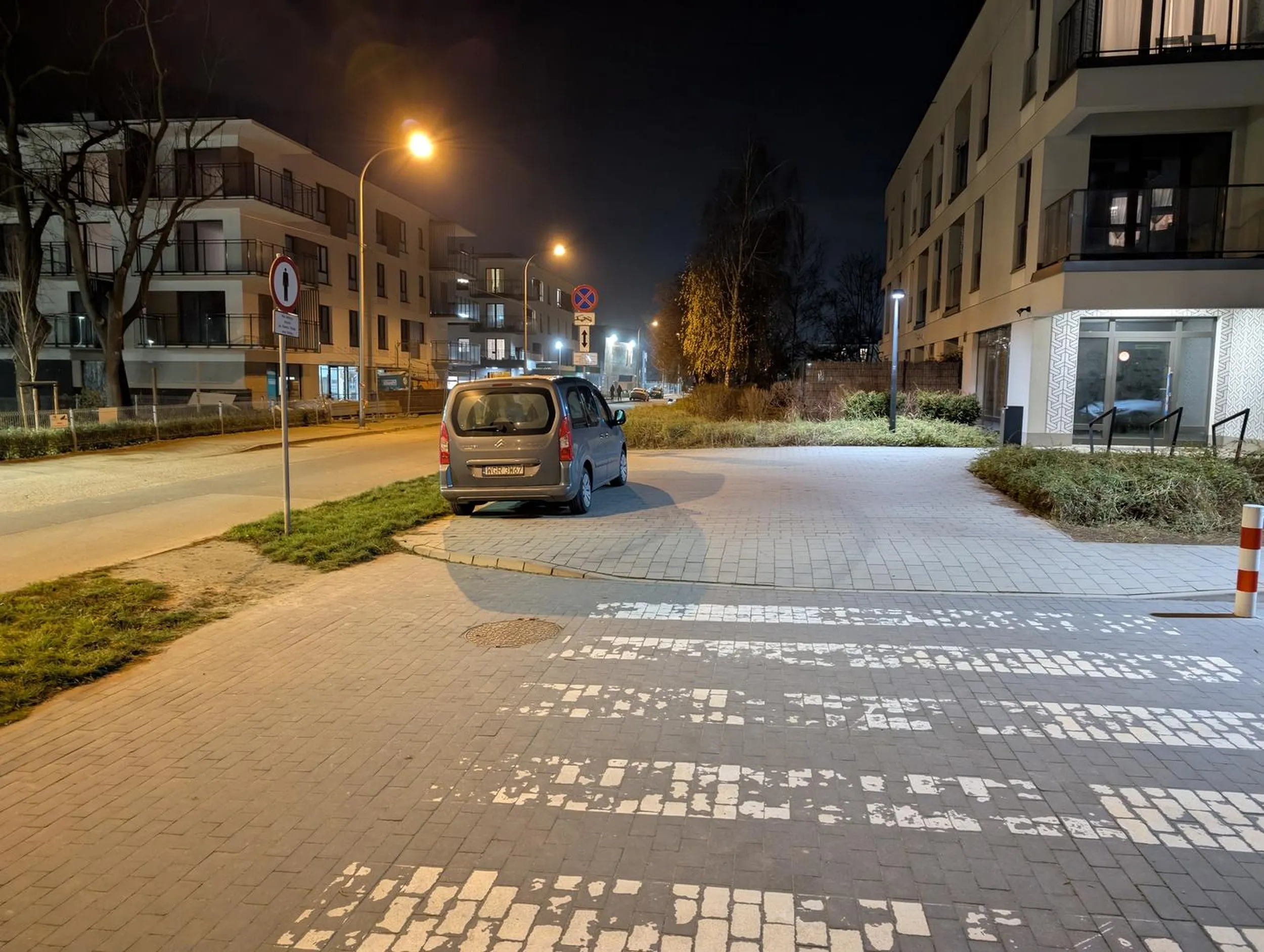 Bo u nas w Grójcu to się tak parkuje Panie, na chodniku, na zakazie :)