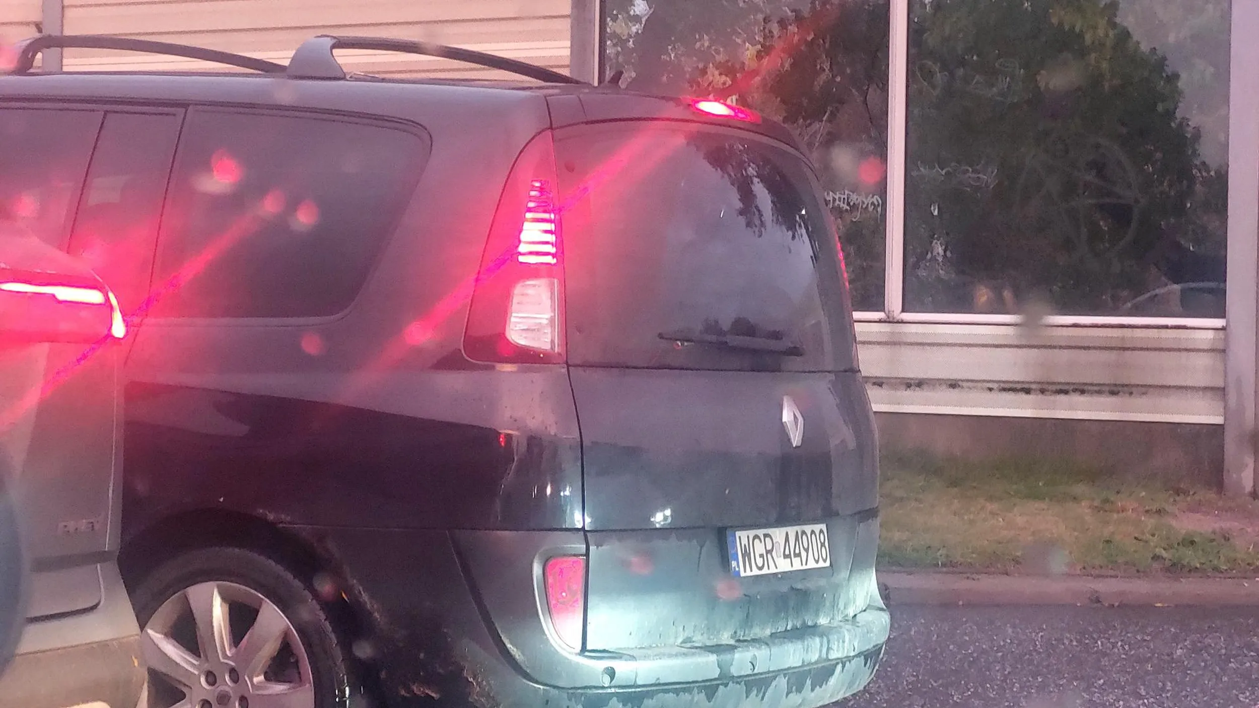 Cham na drodze level hard. Zajeżdżanie drogi przez 3 pasy na trójpasmówce, hamowanie przed maską, przeciągłe trąbienie. 0 wyobraźni kierowcy, z resztą wyglądał natotqlnego bezmózga, oczy przećpane, nieogolony. Auto zawalone jakimiś gratami. Uważajcie na siebie w jego towarzystwie.