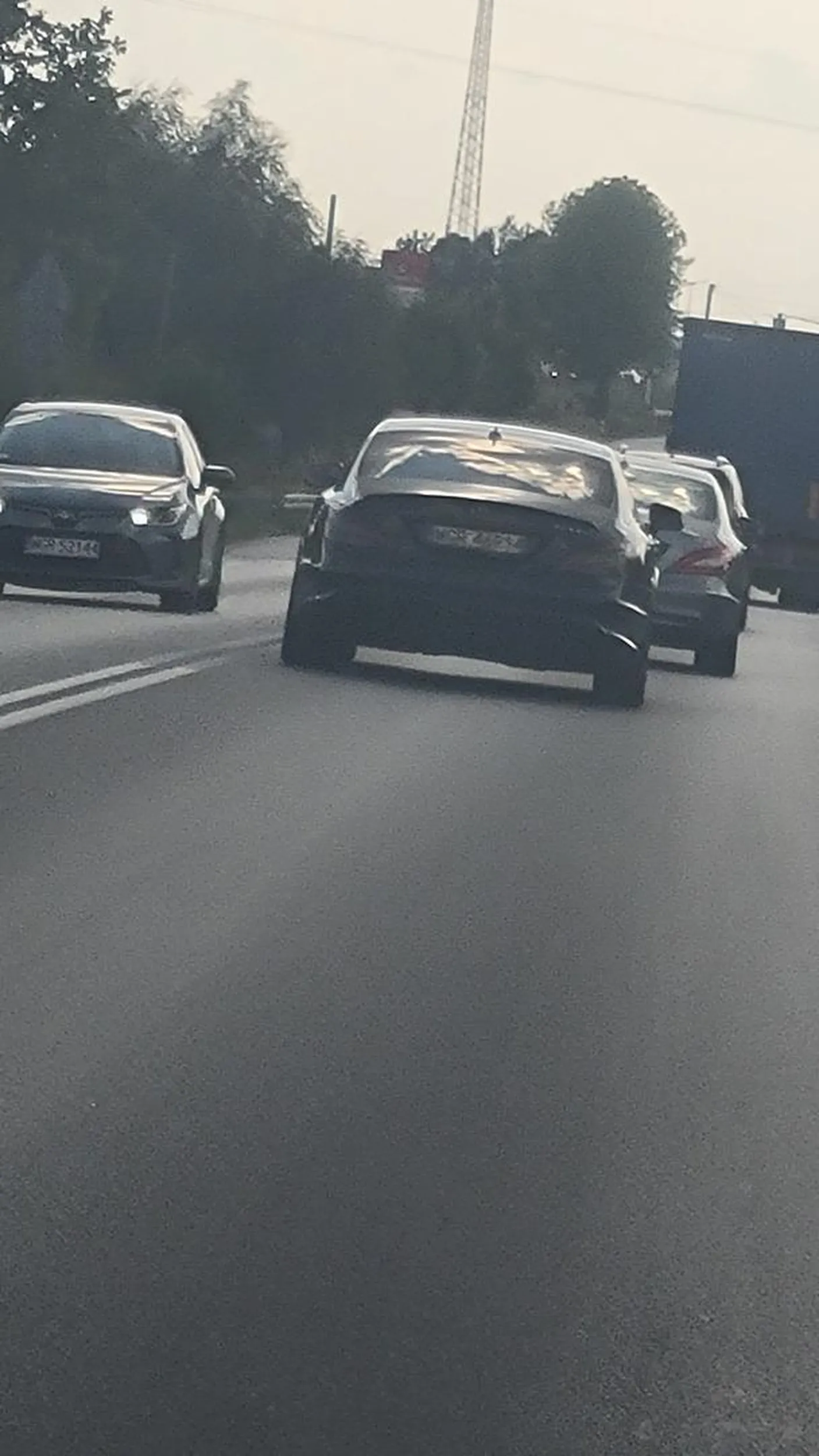 Cwaniak w Mercedesie wyprzedza na linii ciągłej na DK50 pod Nowymi Grobicami. Nie pozdrawiam.