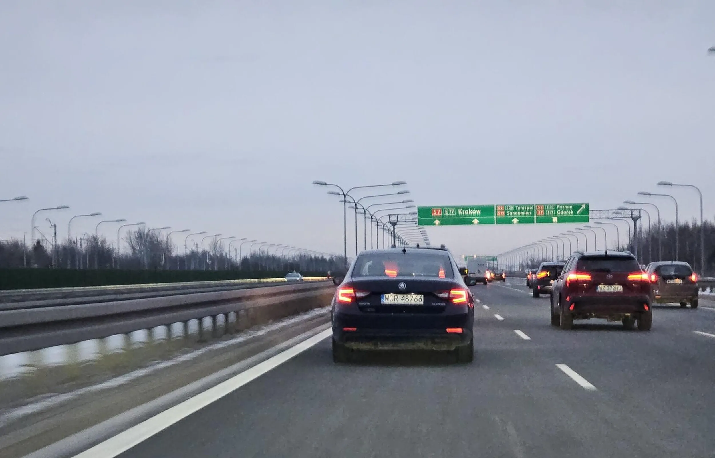 Ta wyścigowa Skoda uwielbia chamską jazdę na zderzaku i ma zdolności do zmiany 3 pasów jednym machnięciem kierownicy. W sumie kretyn...