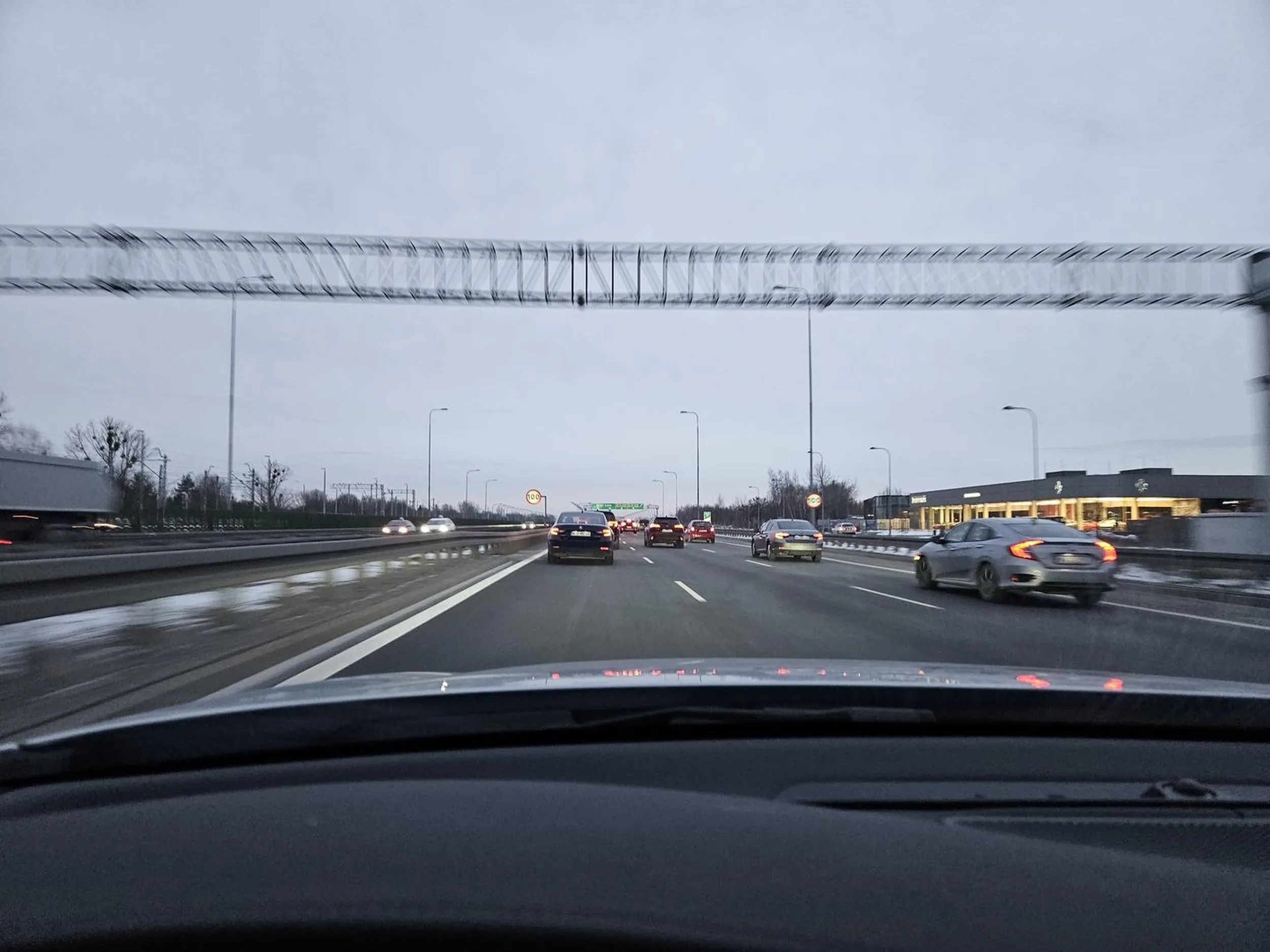 Ta wyścigowa Skoda uwielbia chamską jazdę na zderzaku i ma zdolności do zmiany 3 pasów jednym machnięciem kierownicy. W sumie kretyn...