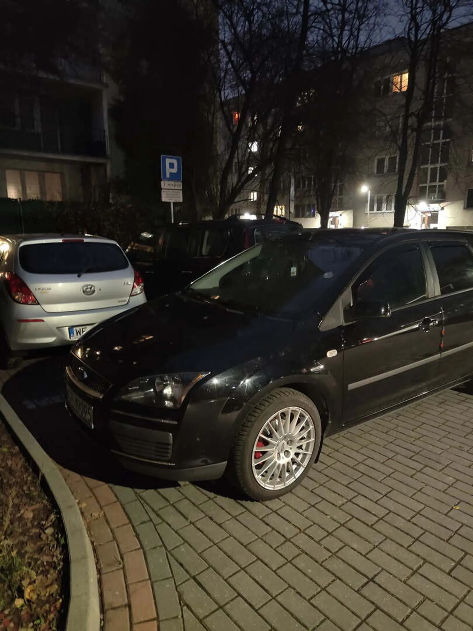 Zastawia inne samochody nie pozostawiając kontaktu do siebie