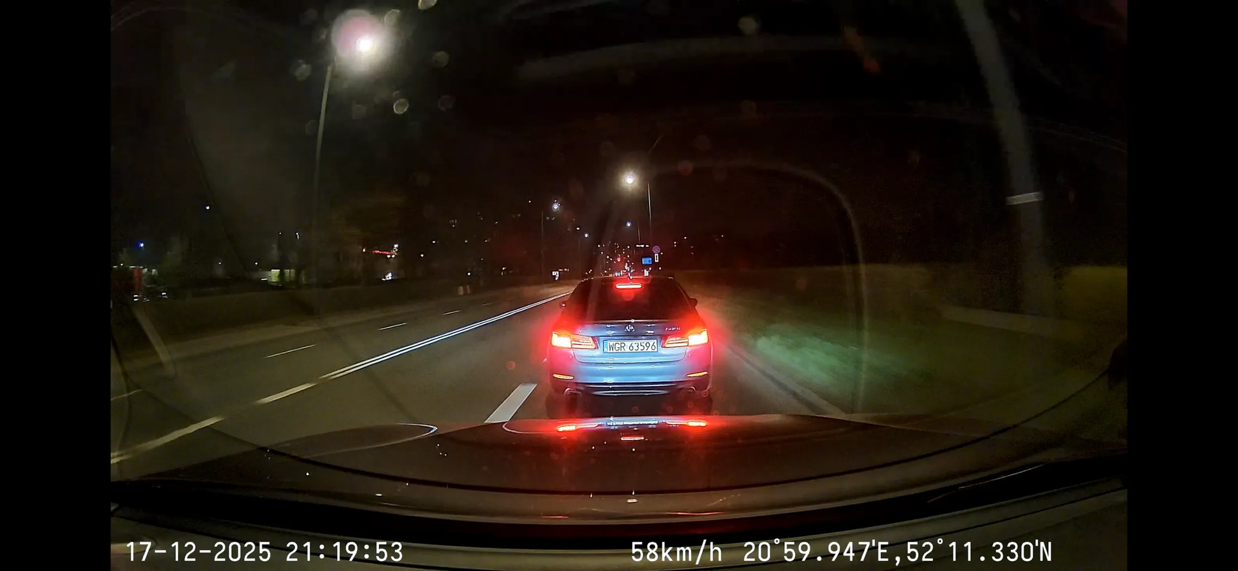 Gwałtownie hamuje przed samochodem i ucieka jak dziewczyna