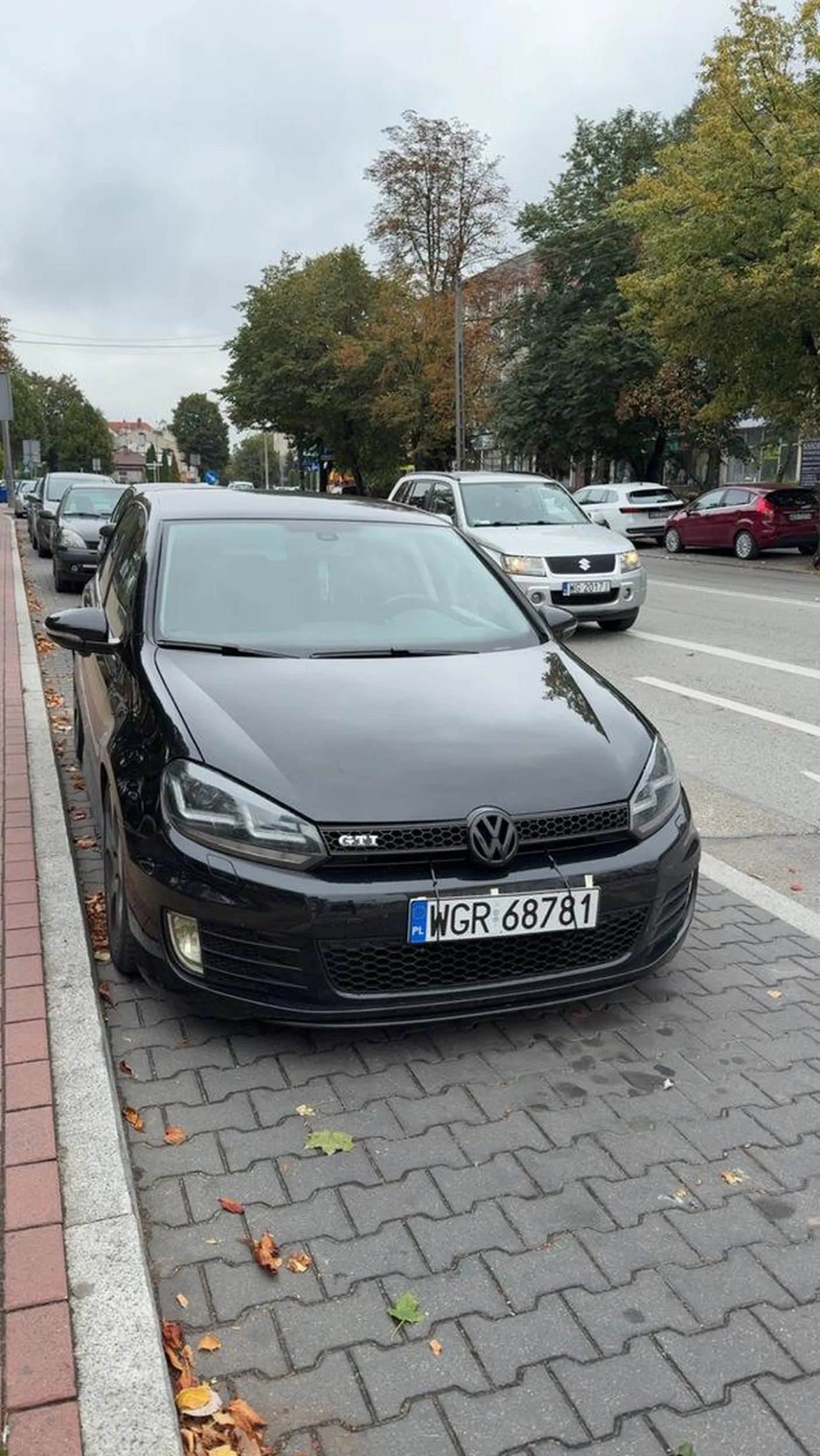 Kierowca, kiedy przechodziłem przez pasy, wysiadł z auta, napluł na mojego syna, żonę i na mnie, po czym wsiadł do auta i uciekł. Ale podczas tego wszystkiego z auta leciało Kizo – Disney, więc to chyba był chrzest, nie agresja. Pozdrawiam