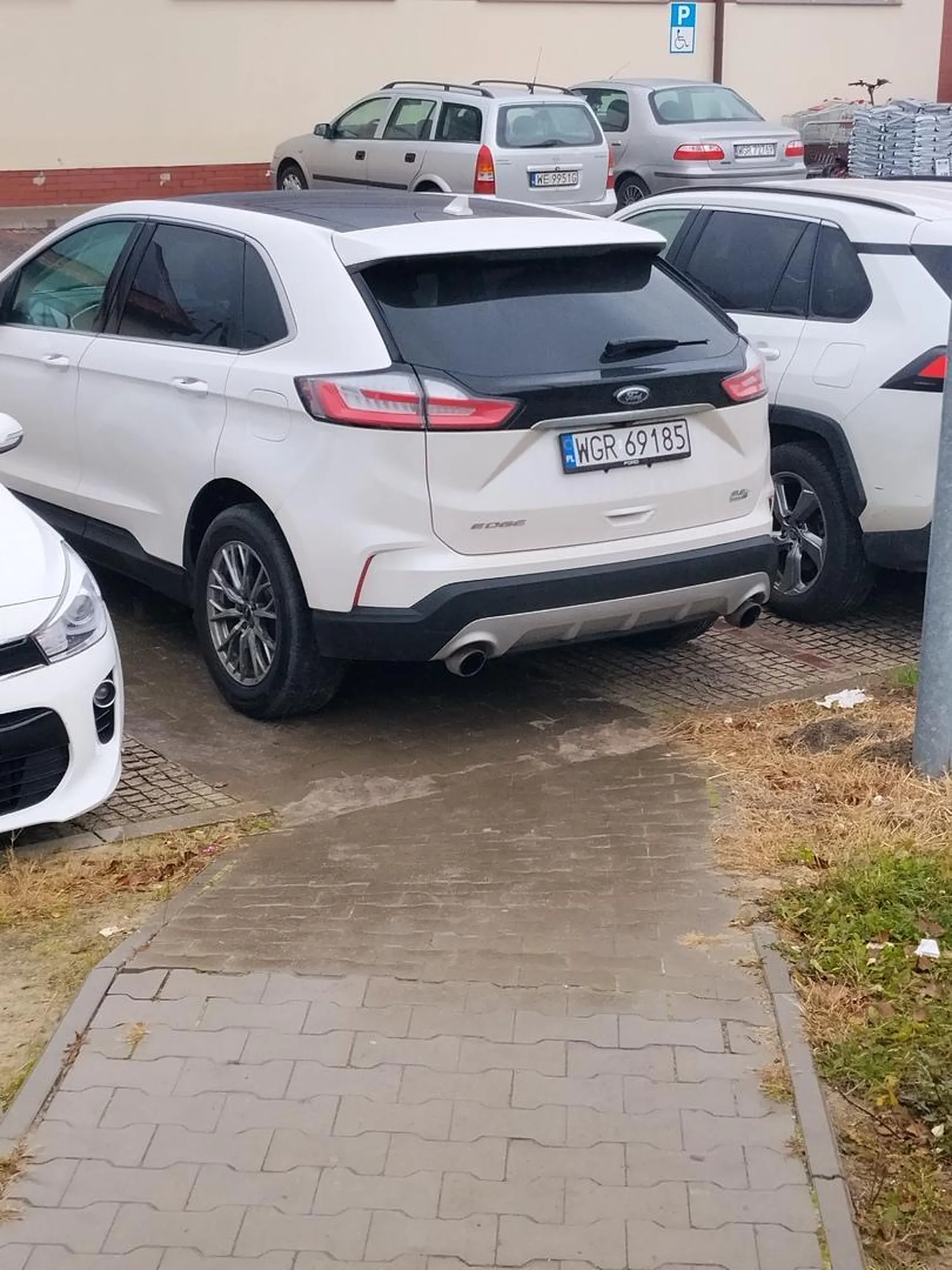 Kierowca stanął na przejściu kiedy obok są wolne miejsca parkingowe