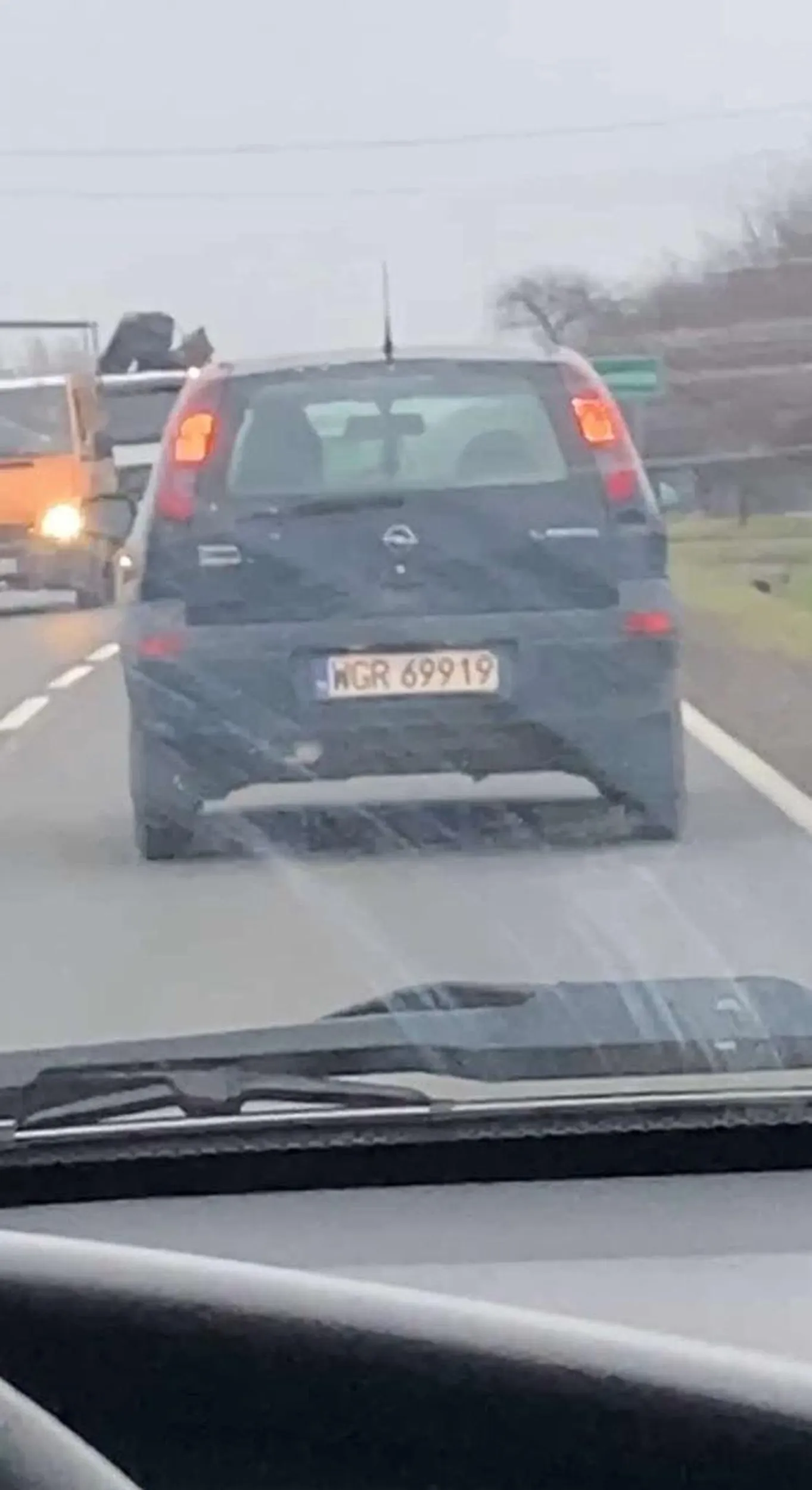 Jedzie jak ostatnia zawalidroga, po czym nagle hamuje bez sensu, jakby myślał, że testuje moje refleksy. Może zamiast blokować ruch, lepiej by sprawdził, czy to auto w ogóle nadaje się jeszcze do jazdy, a nie tylko do muzeum rdzy?