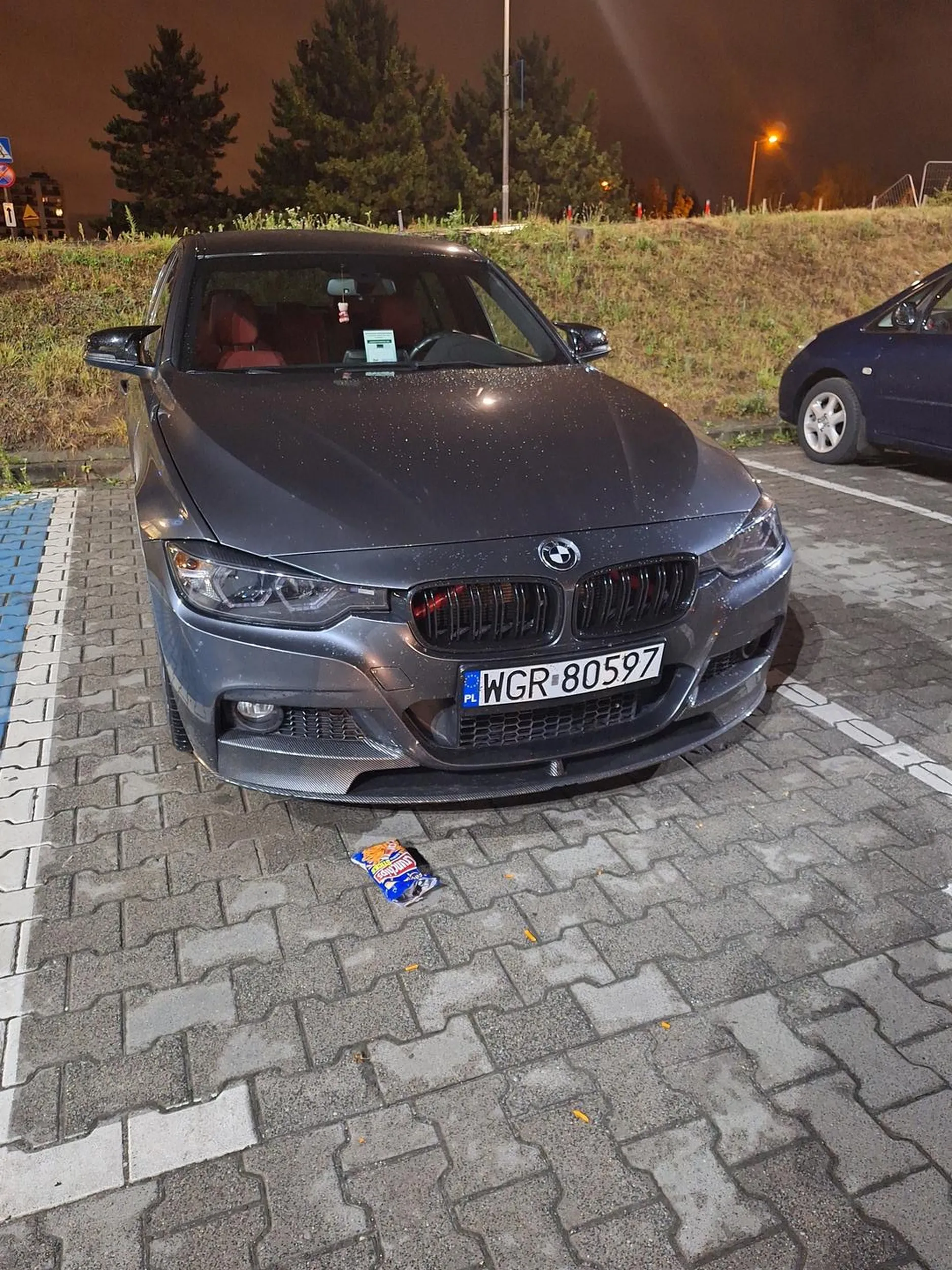 Kierowca tego klekota parkuje jakby parking należał tylko do niego a na dodatek zostawia po sobie syf. Niepolecam