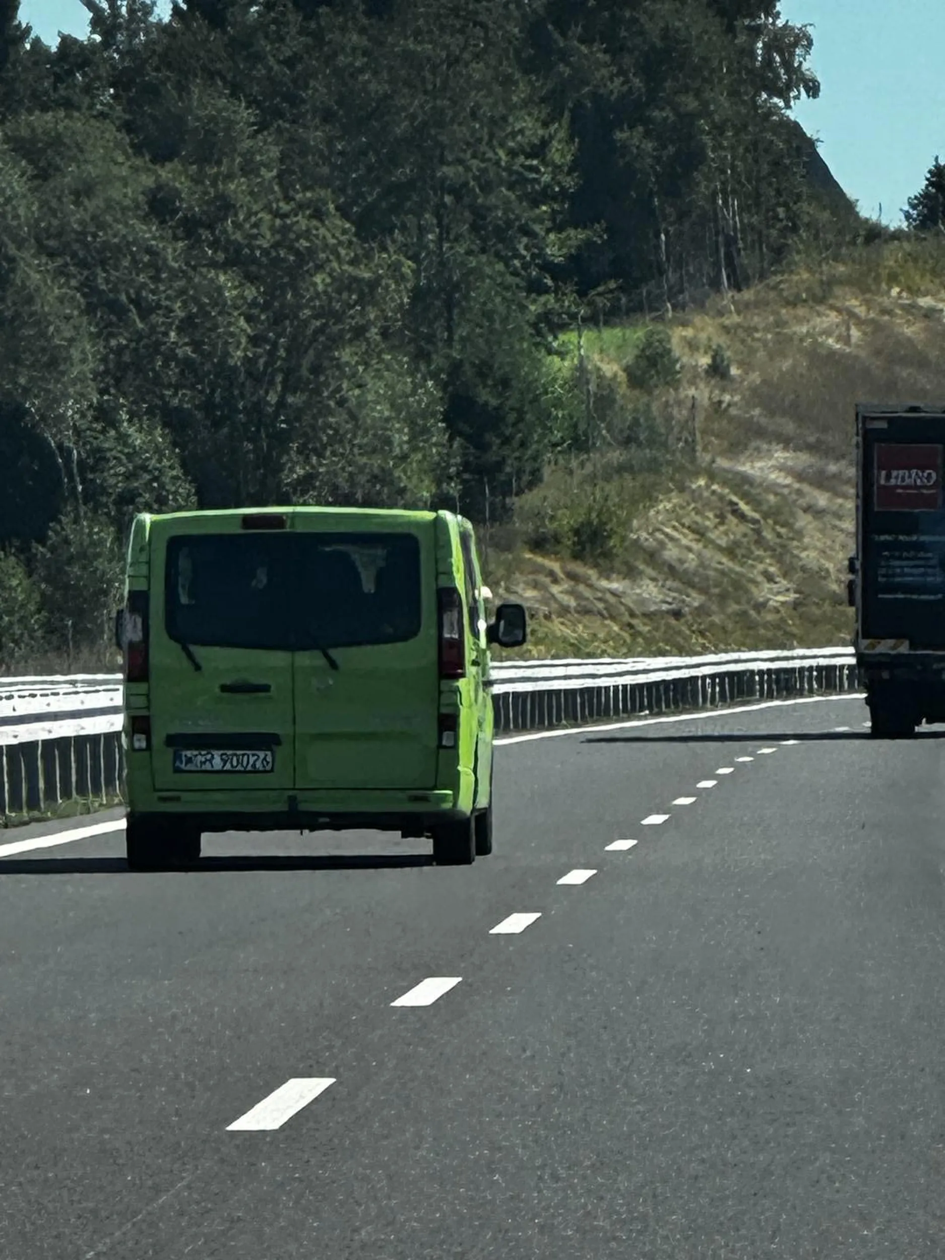 pasażer wystawia środkowe palce i coś gada pod nosem do wszystkich na drodze, co mateuszek w nosek był walony teraz smutno na zjeździe co ahhh zaraz spadnie śnieg to będzie mniej takich idiotów na świecie życzę powodzenia w dalszym życiu ??????????