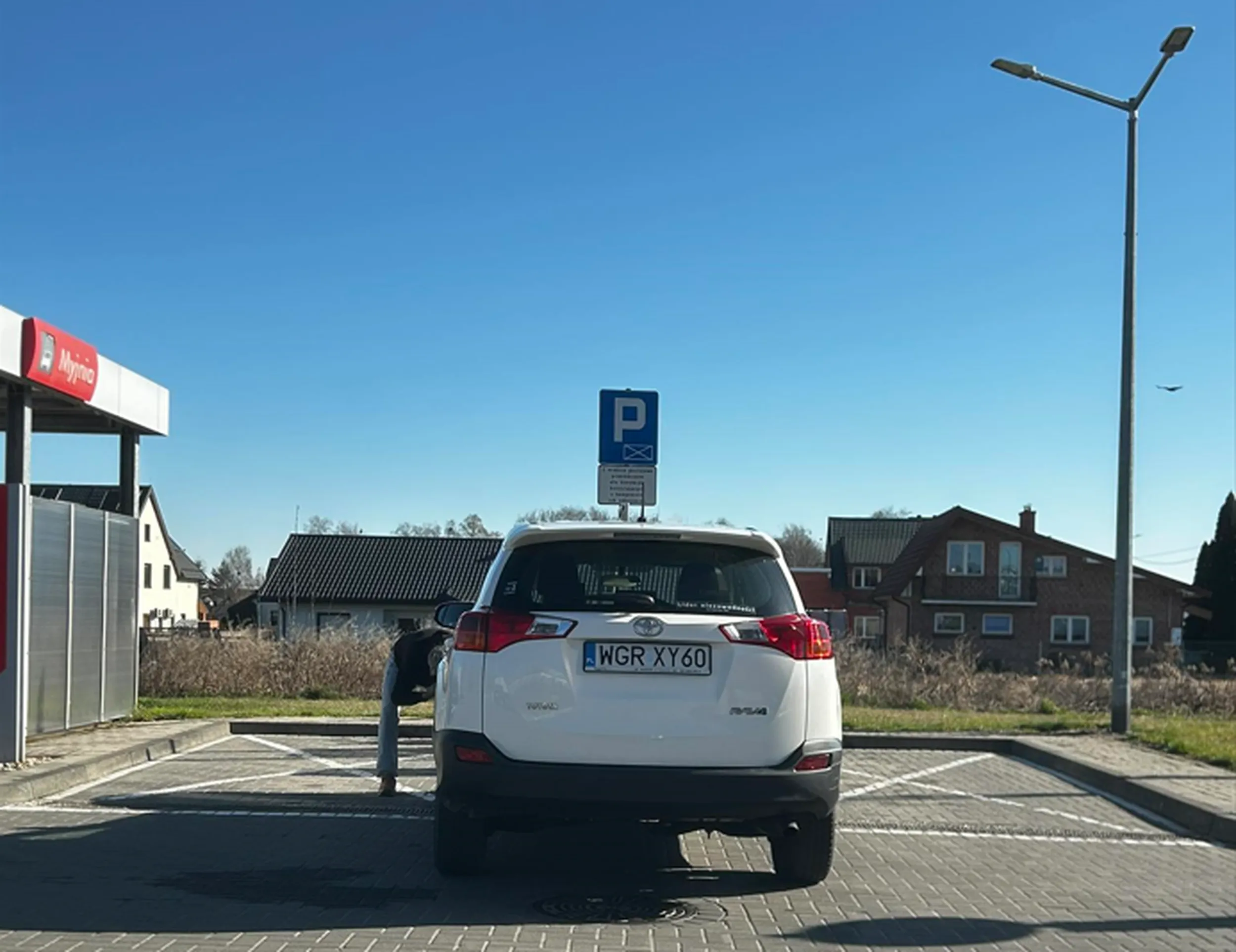 Dwa k.... miejsca do pompowania kół Koleś podjeżdża frontem do pompki