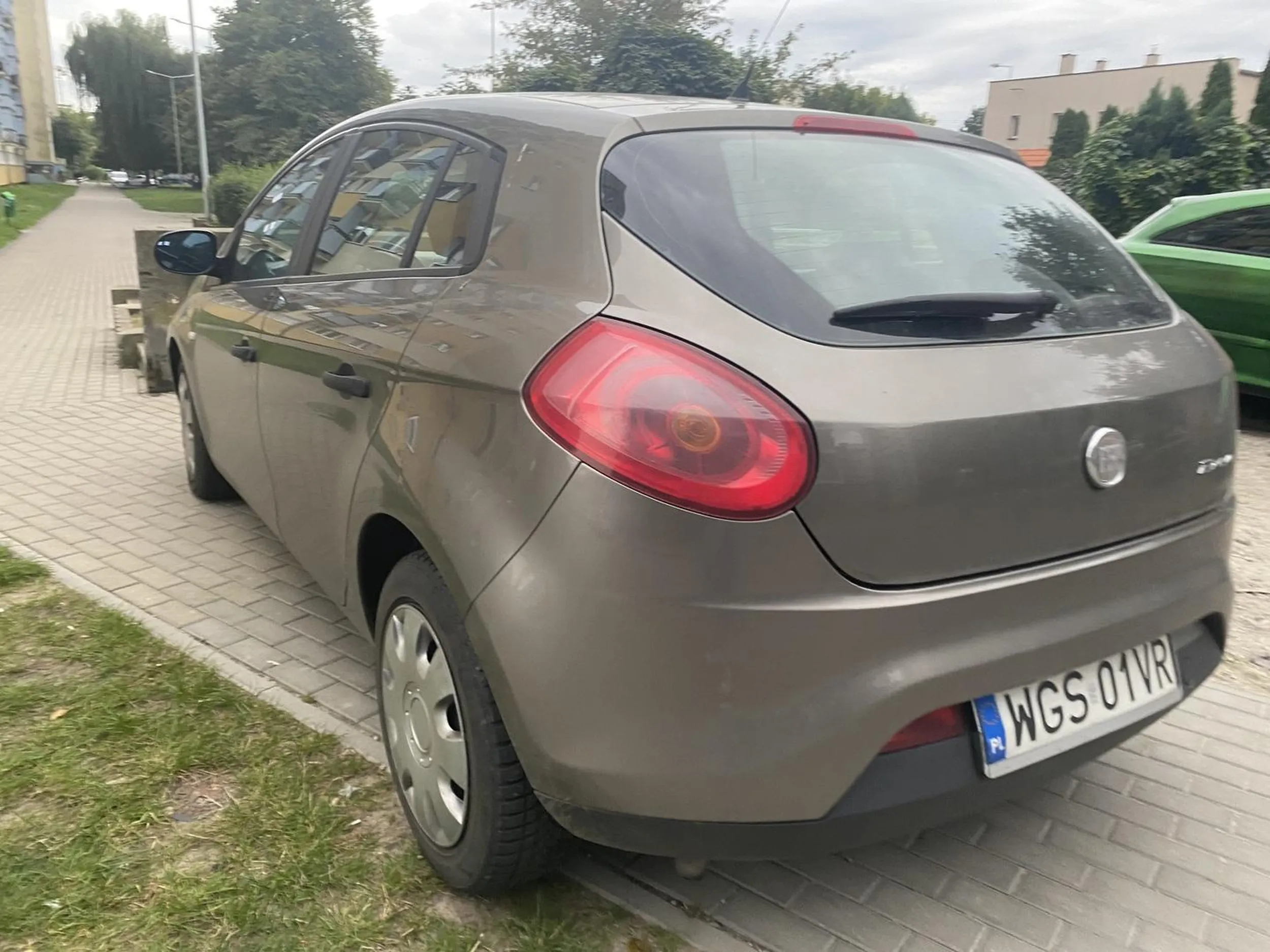 Przepiękne parkowanie na chodniku