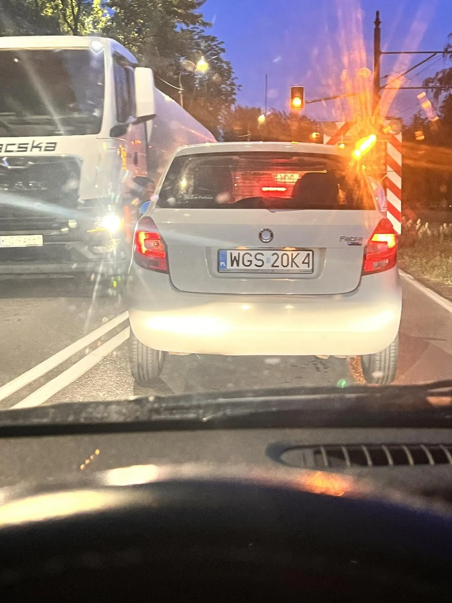 Ty tępa k*rwo! Powinni Ci zabrać prawko za takie manewry ! Wy*ierdalaj skąd żeś przyjechała! Tępić takie !!!!